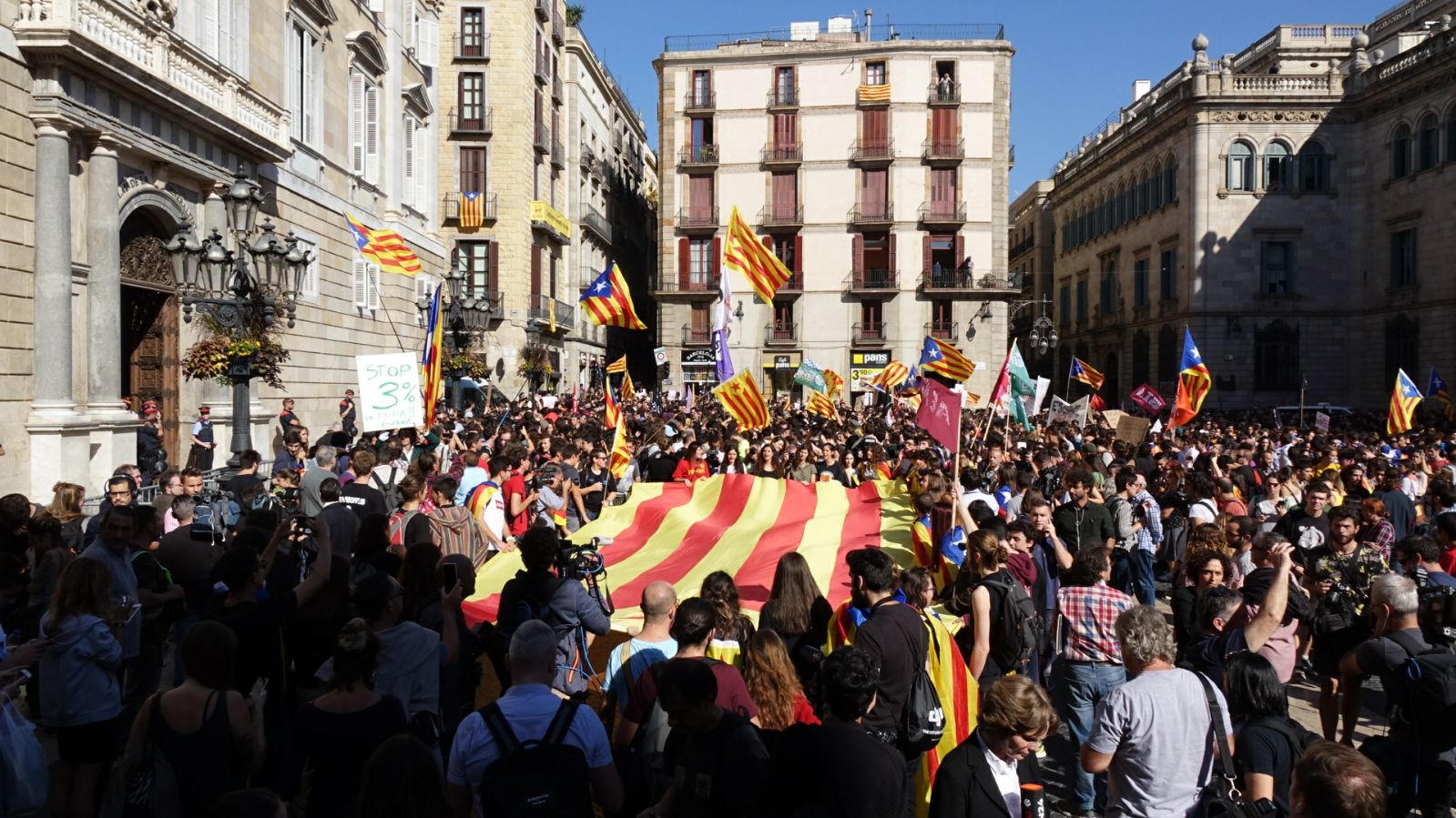 La manifestación de estudiantes desemboca en una concentración en contra de las elecciones