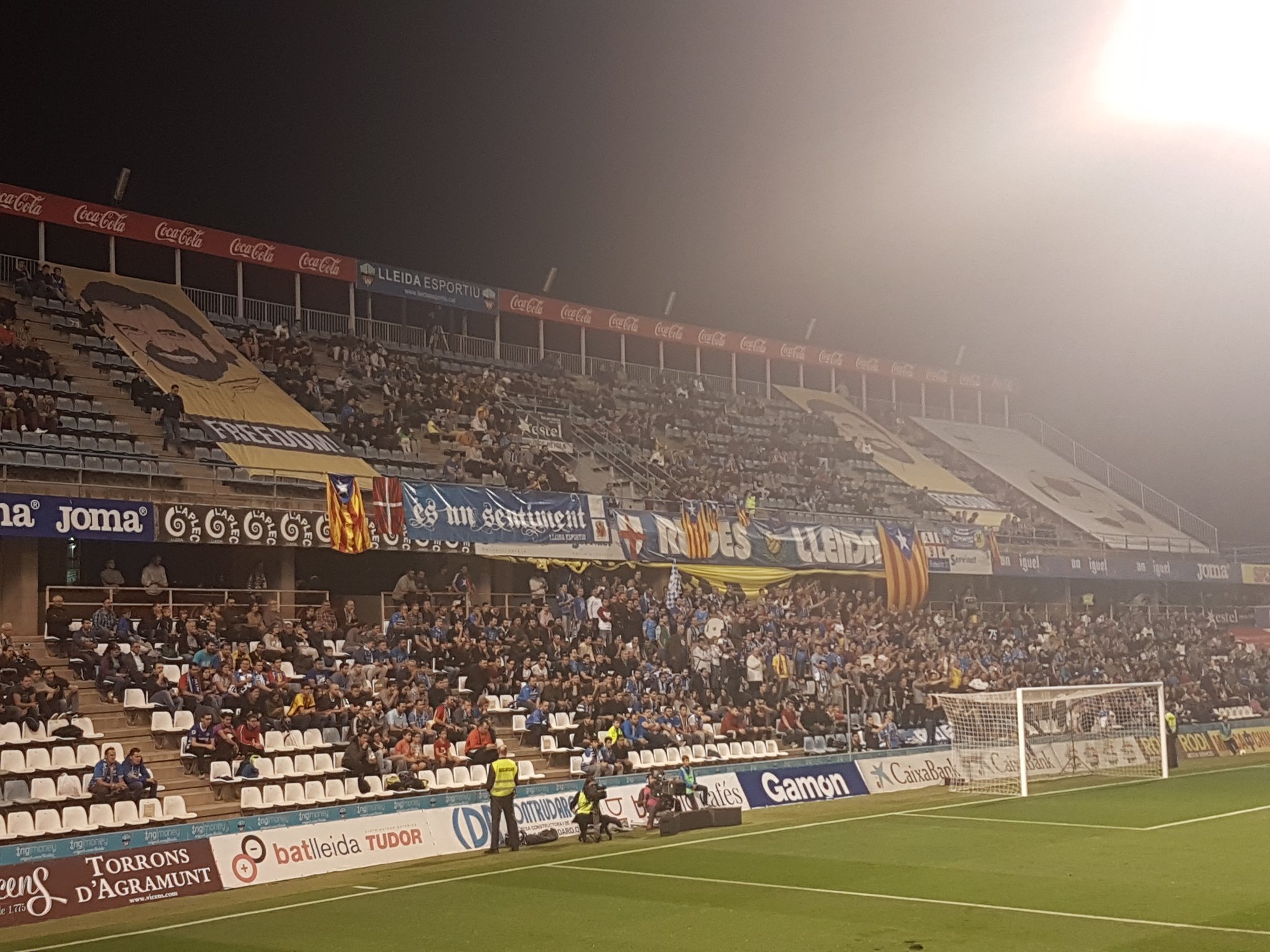 El Lleida cuelga las pancartas para los Jordis que el Barça rechazó