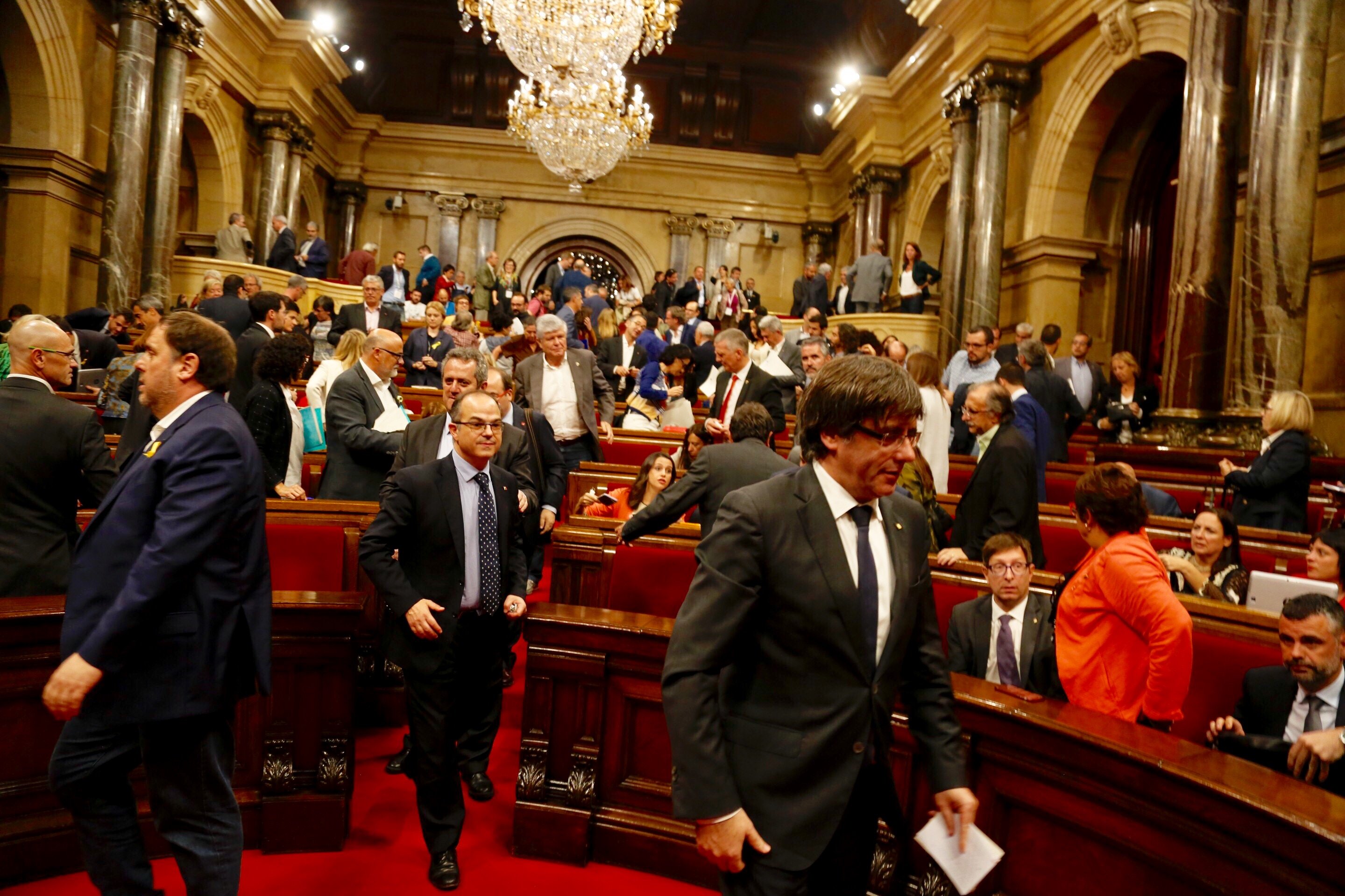 Juristes i diputats catalans recorren al Suprem la dissolució del Parlament pel 155
