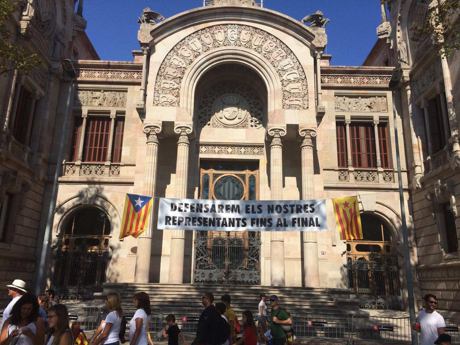 El TSJC toma el control y pide a los Mossos impedir abrir los colegios