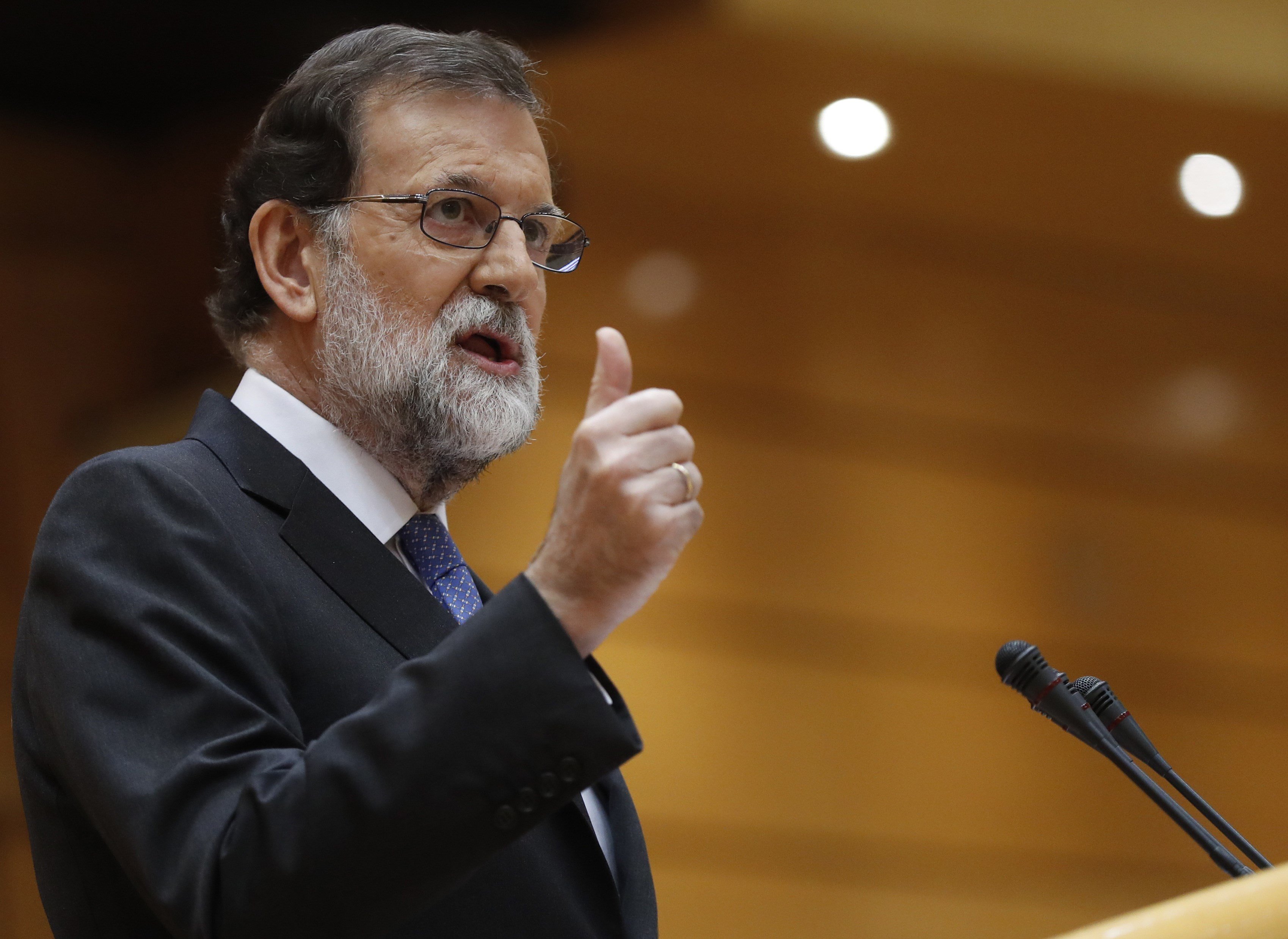 Aplaudiment enfervorit del PP davant l'anunci de cessament de Puigdemont