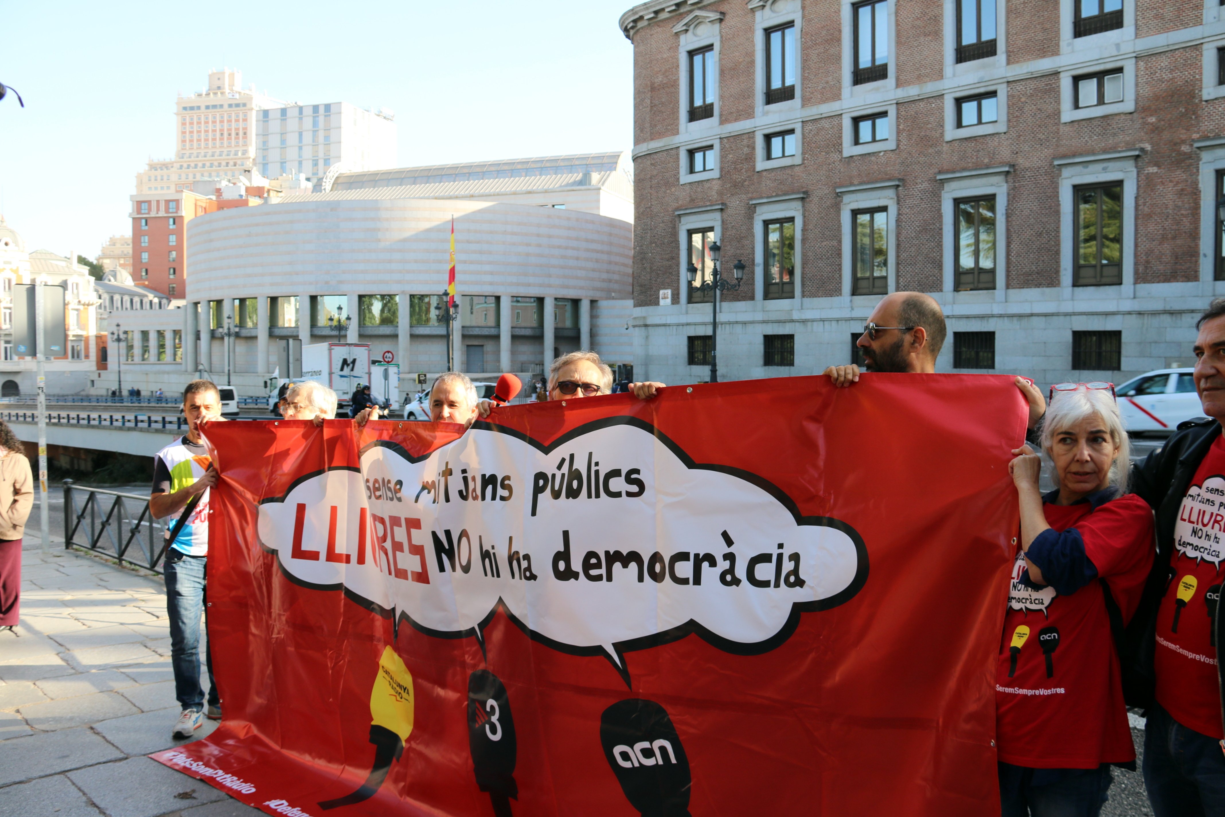 Los trabajadores de TV3, ACN y Catalunya Ràdio protestan ante el Senado