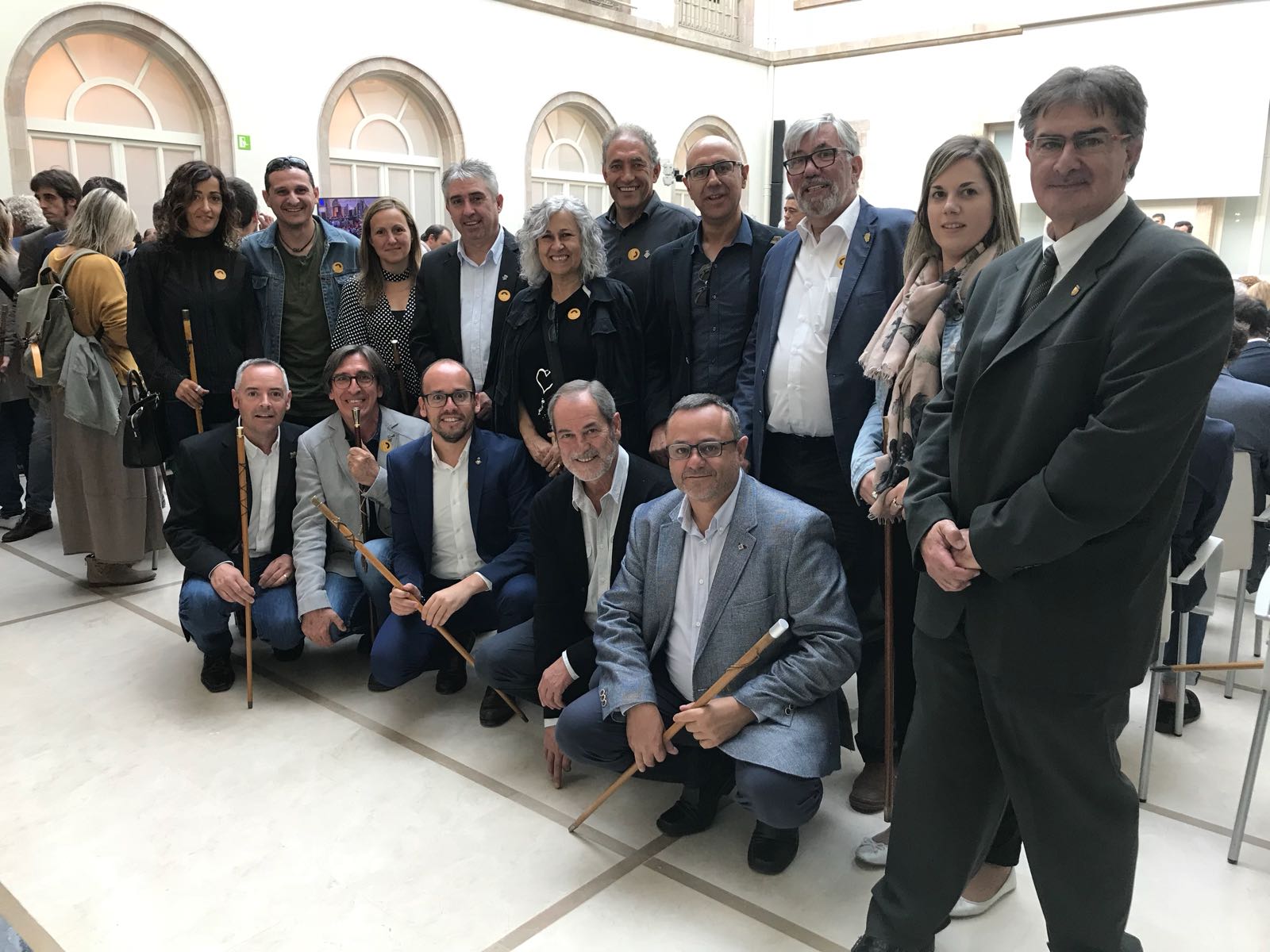 Vídeo: Esclat d'eufòria dels alcaldes amb la declaració d'independència