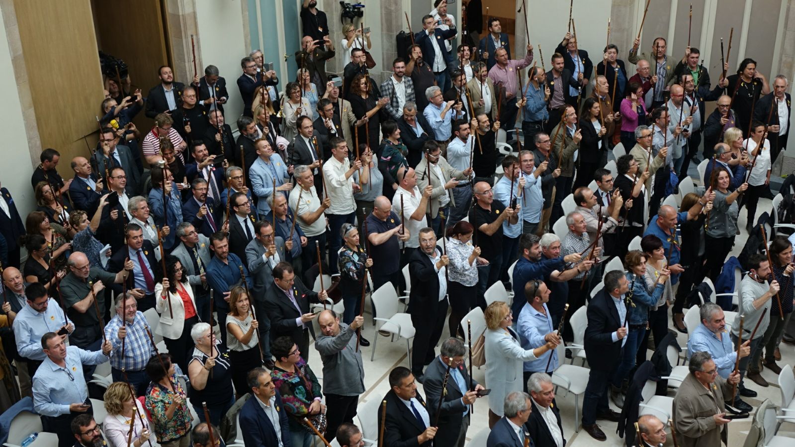 Uns 500 alcaldes donen suport a la independència des del Parlament