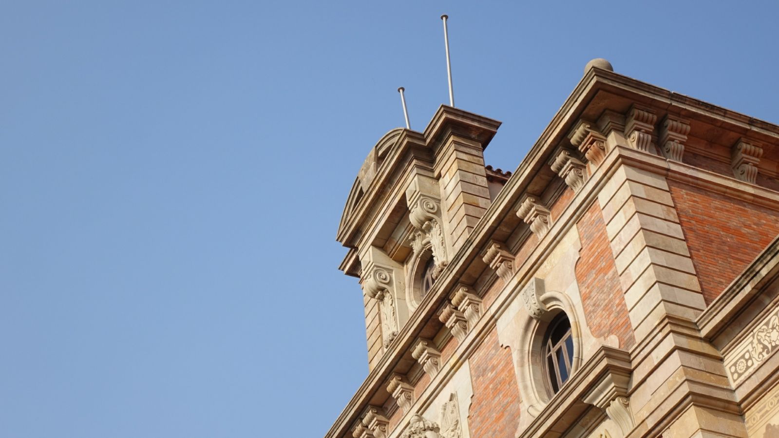 El Parlament retira les banderes d'Espanya i Catalunya de la façana