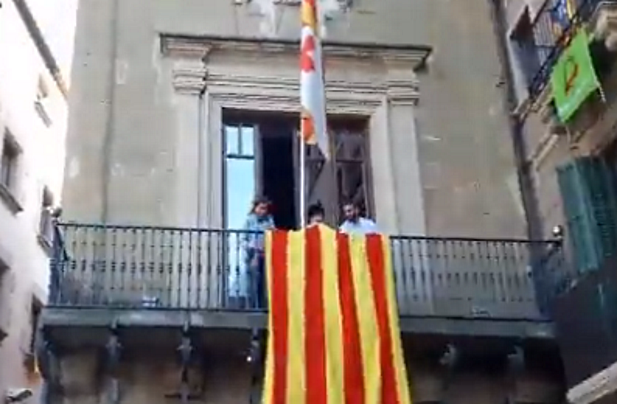Vic cambia la estelada por la senyera, como signo de normalidad
