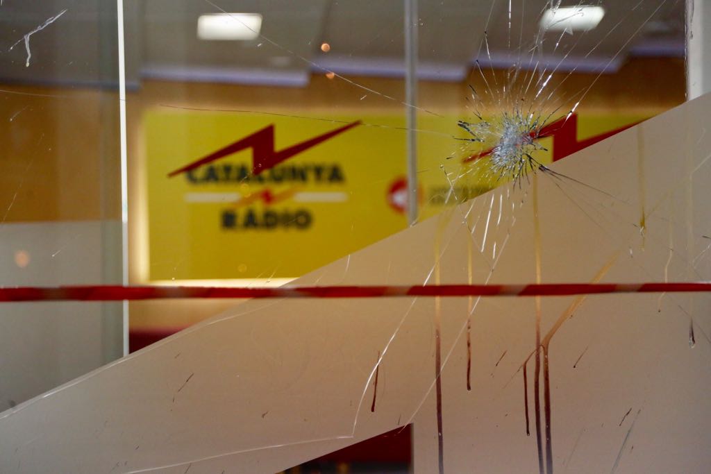 Uno de los atacantes de Catalunya Radio el 27-O, condenado a pagar 5.000 euros