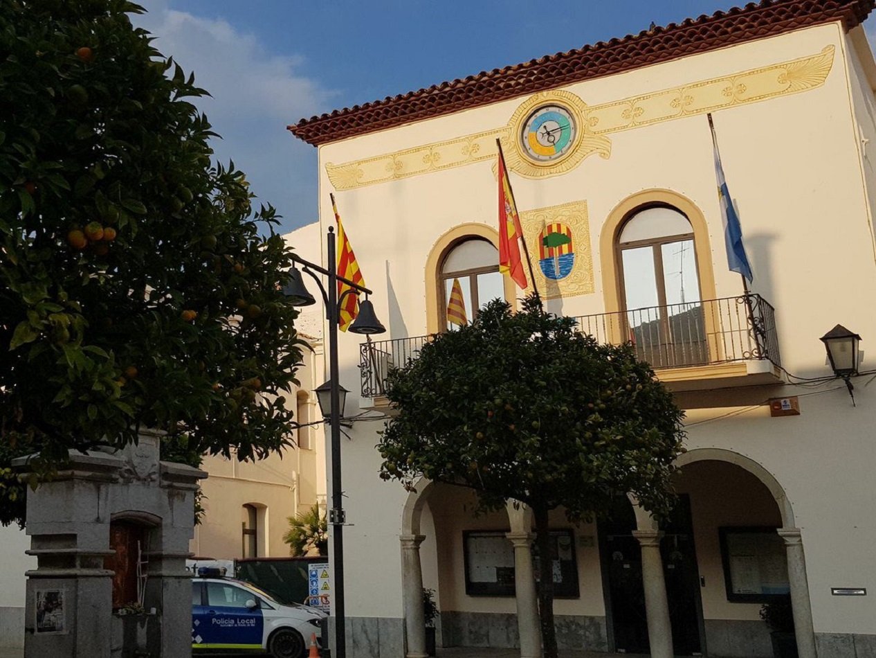 Un policia local de Pineda de Mar retira la bandera espanyola de l'Ajuntament