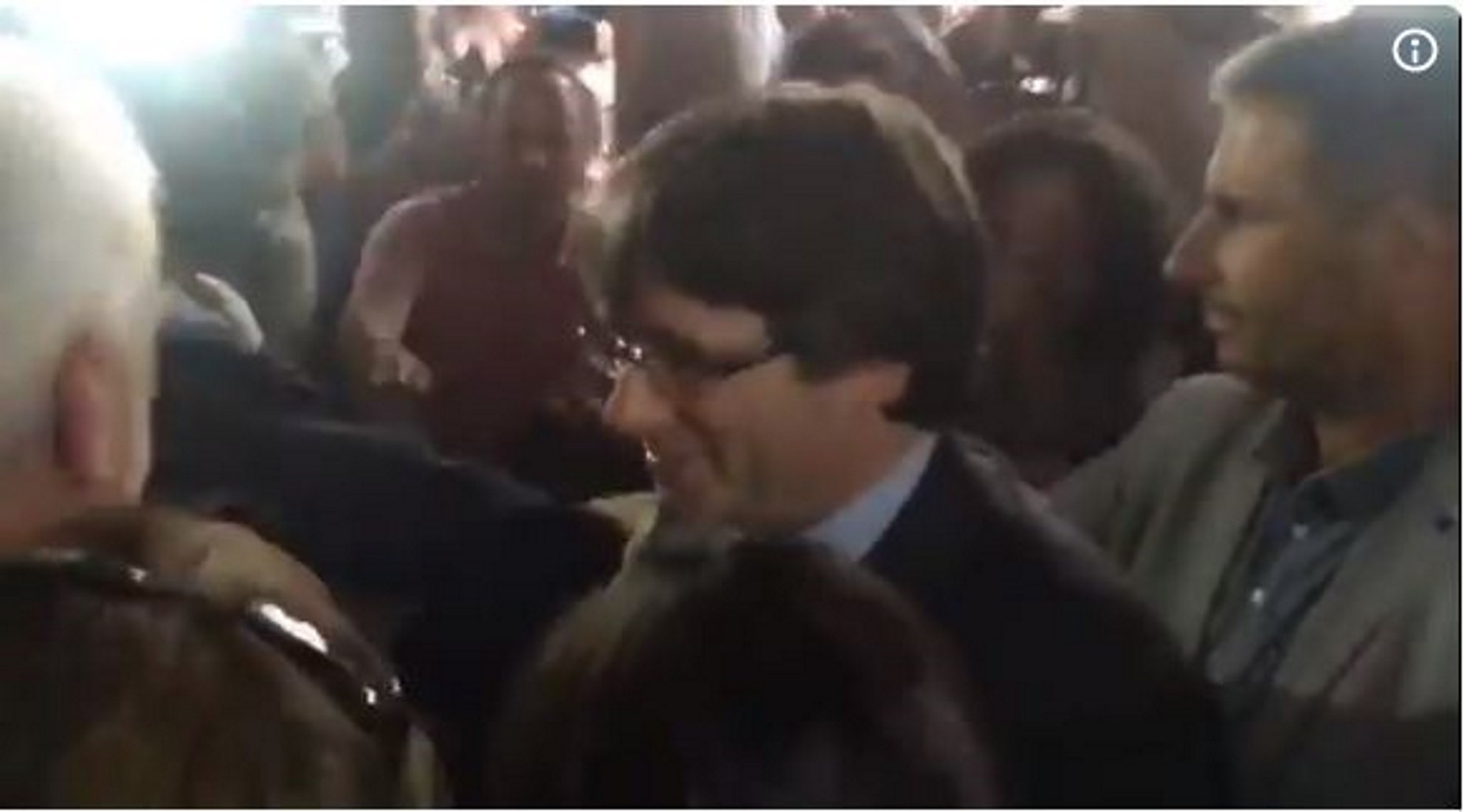 Puigdemont received with chants of "President!" and "Long live the republic!"