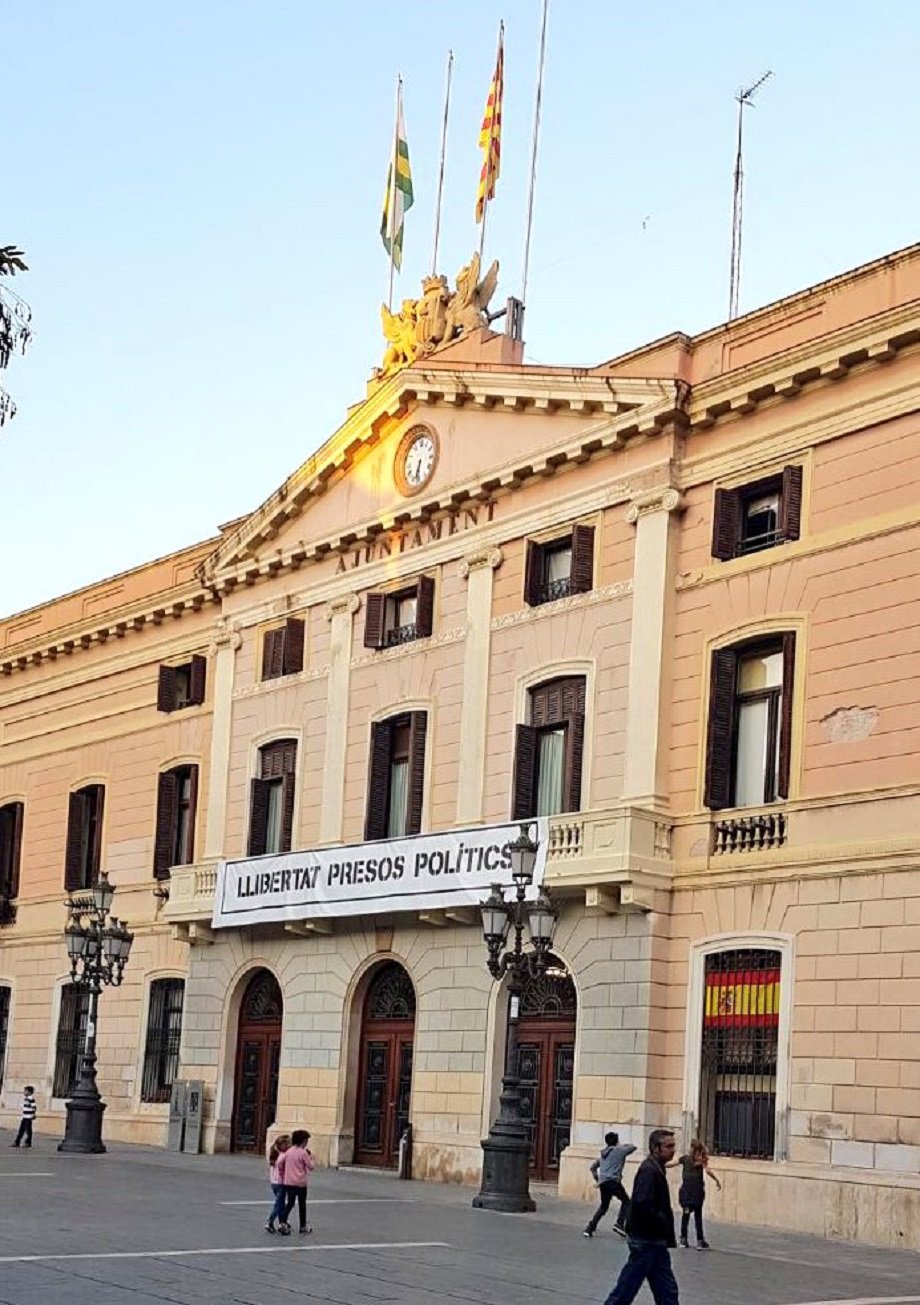 Cs coloca una bandera española en el Ayuntamiento de Sabadell