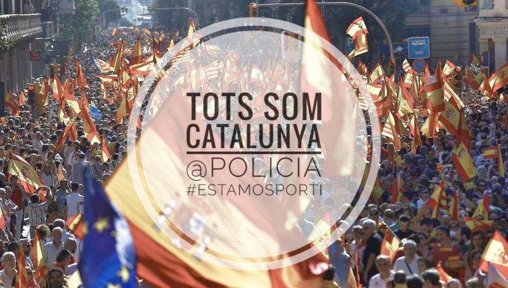 La policia espanyola se suma a la concentració unionista (com a manifestant)