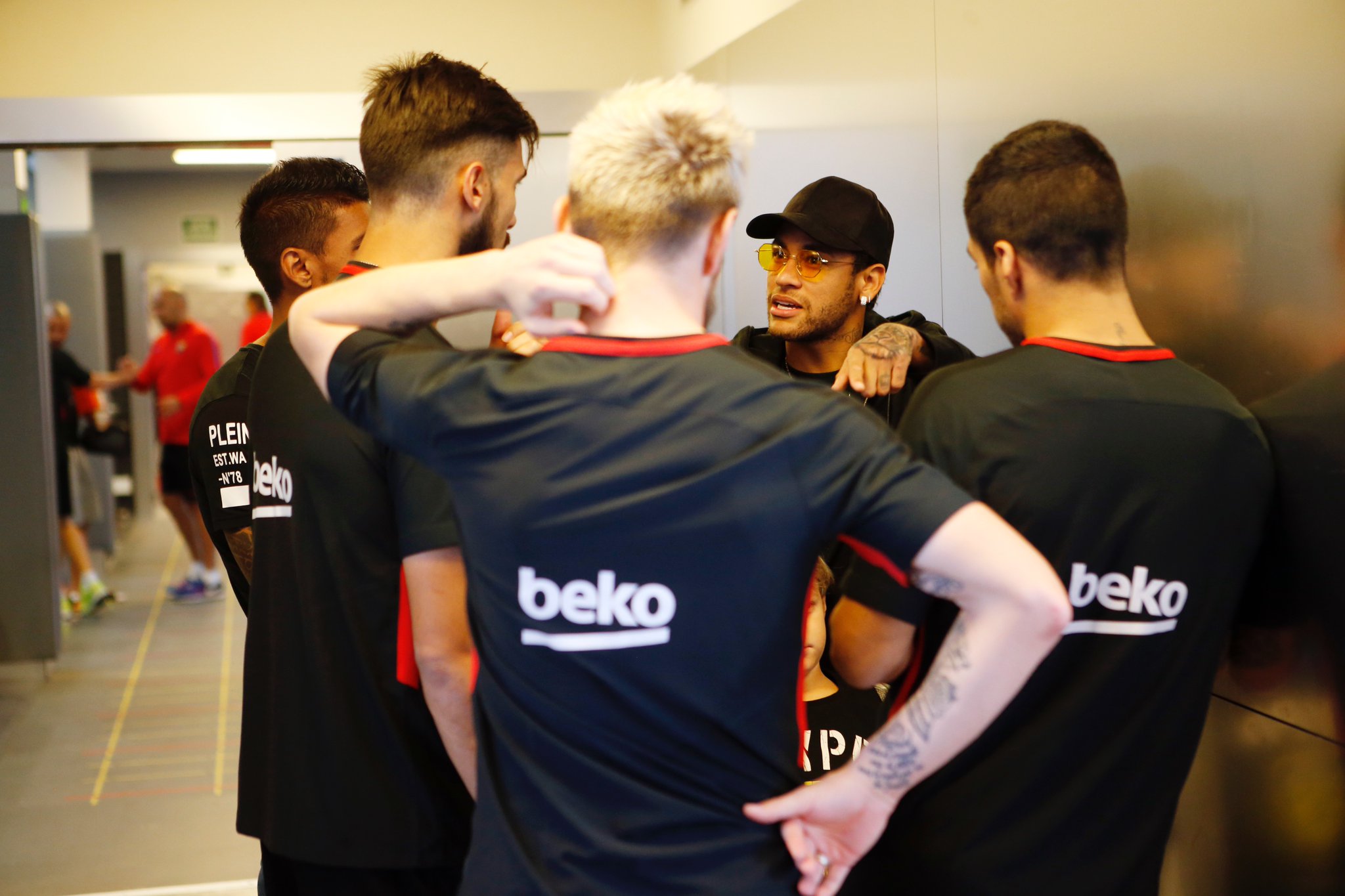 Neymar visita a sus excompañeros del Barça