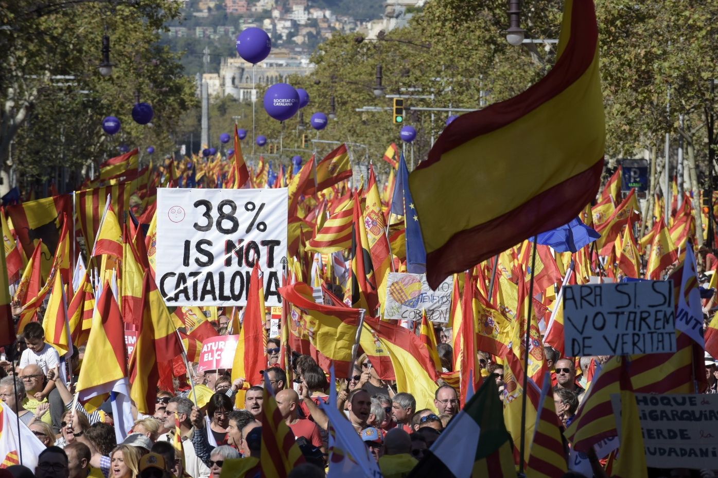 Unionists again demand prison for Puigdemont in Barcelona march