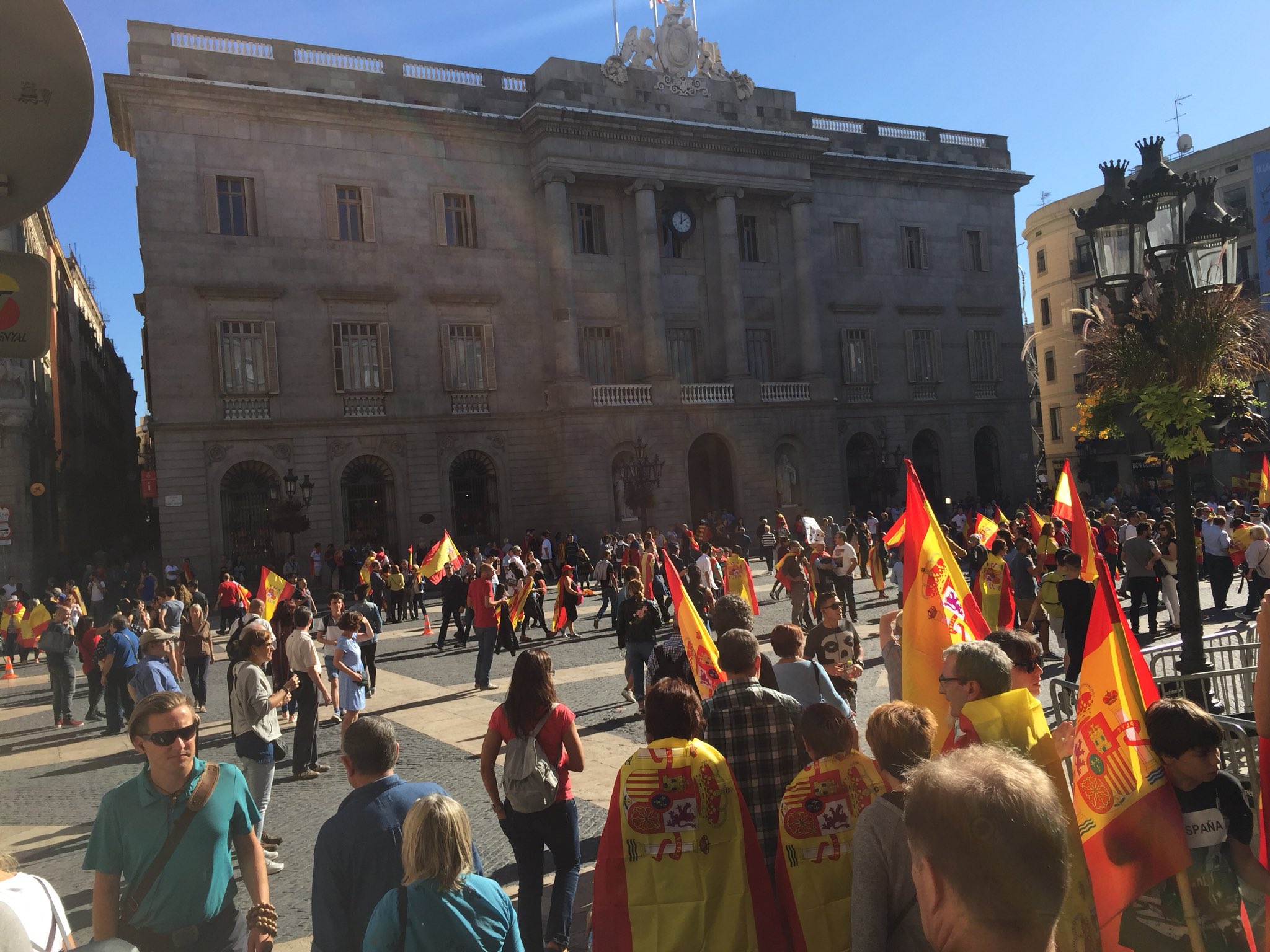 Alguns unionistes es traslladen a la plaça de Sant Jaume després de la manifestació