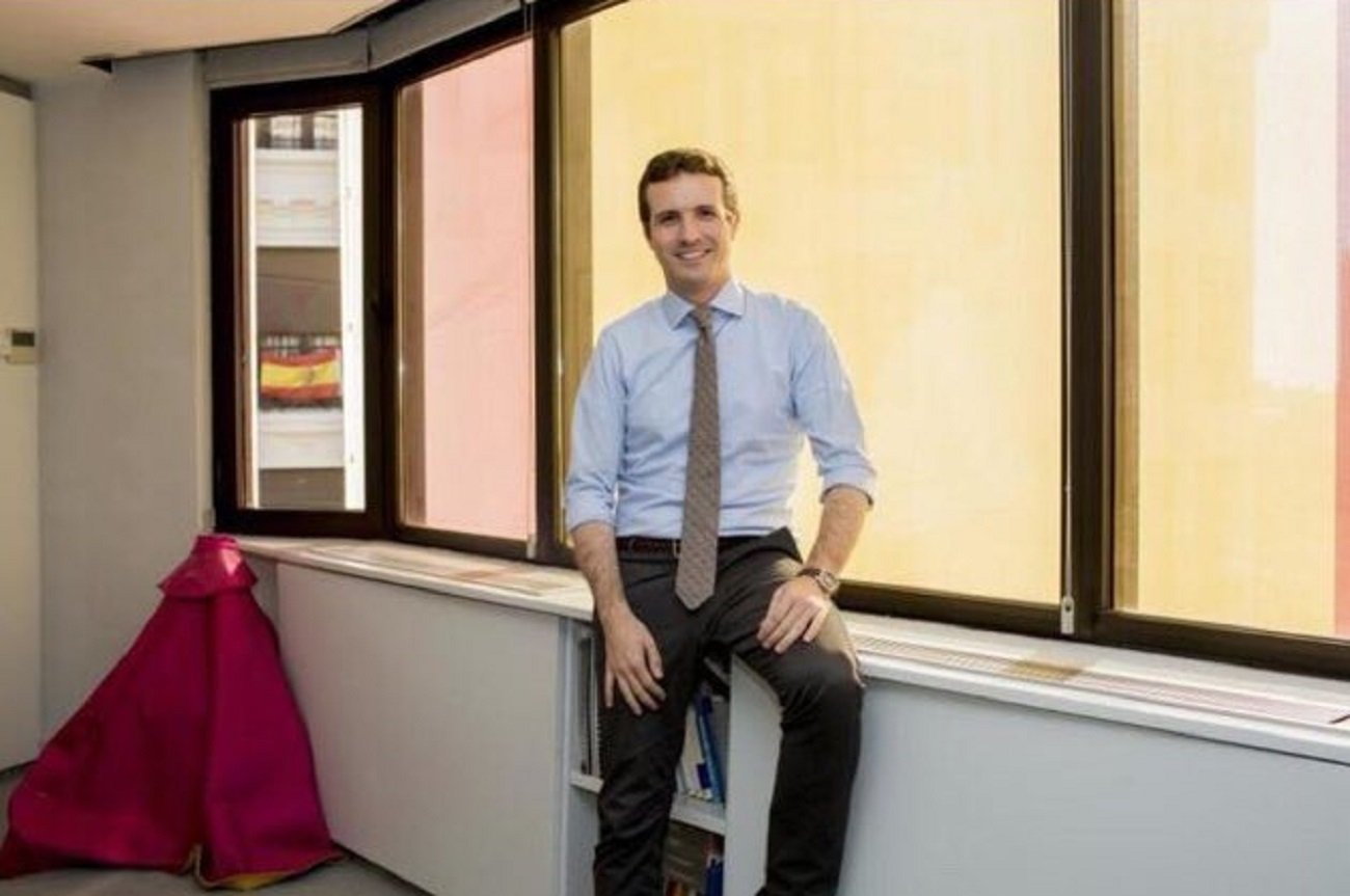 Pablo Casado defensa el 155 acompanyat amb una capa de torero