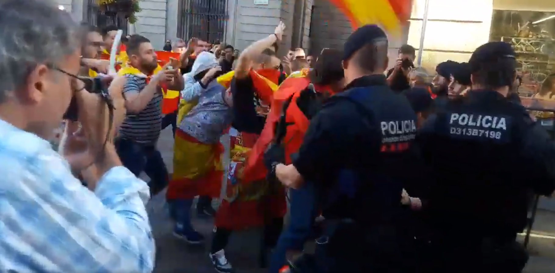 Far-right confrontation with Mossos in central Barcelona
