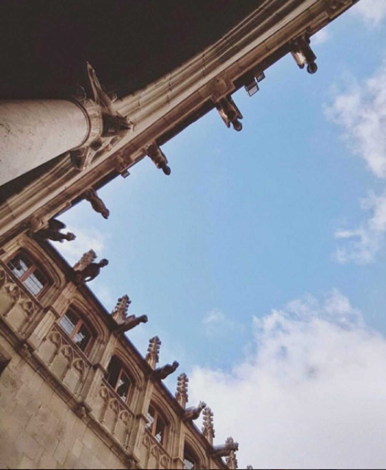 Puigdemont cuelga una foto del Palau de la Generalitat