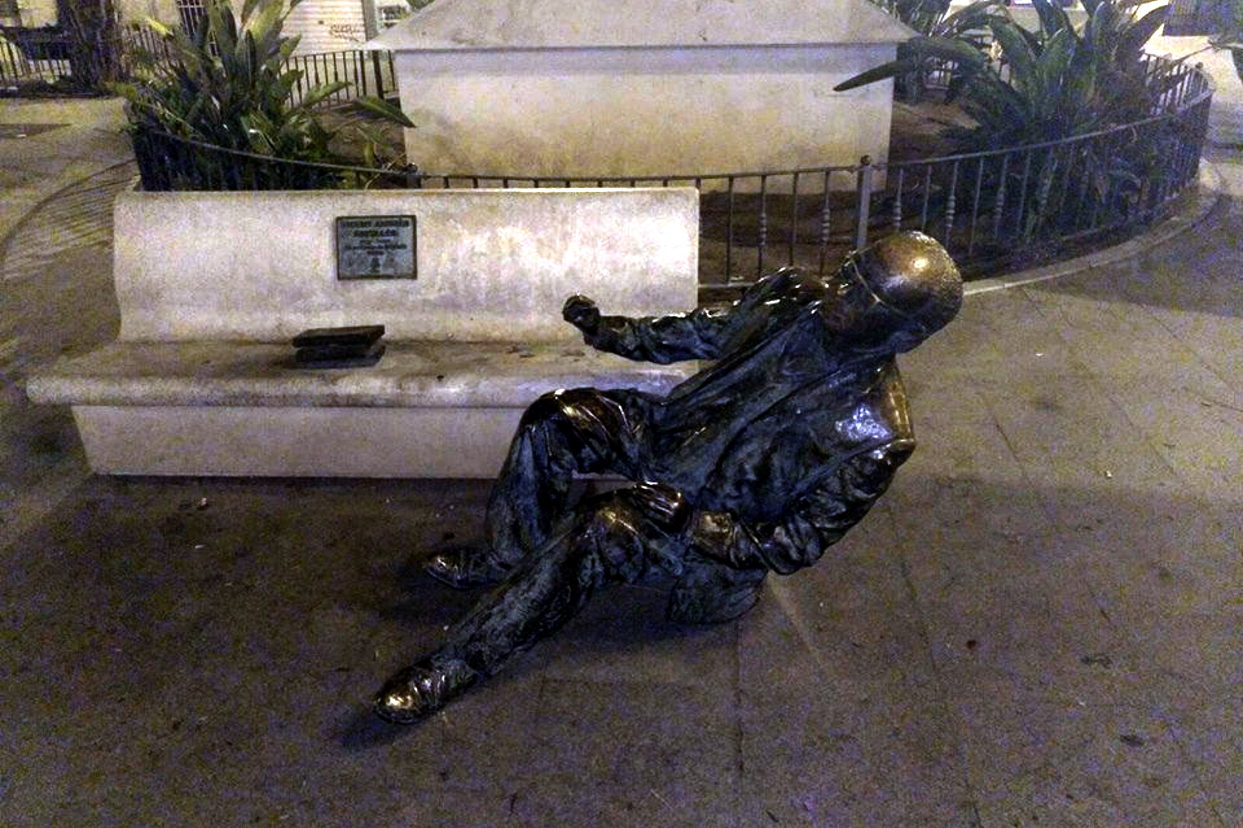 Arrancan la estatua del poeta Vincent Andrés Estellés en Burjassot