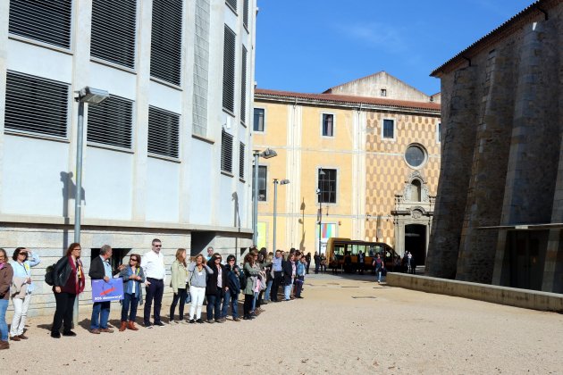 Cadena humana delante la sede del Gobierno en Girona en defensa de las instituciones ACN 2