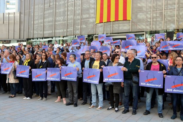 Cadena humana delante la sede del Gobierno en Girona en defensa de las instituciones ACN