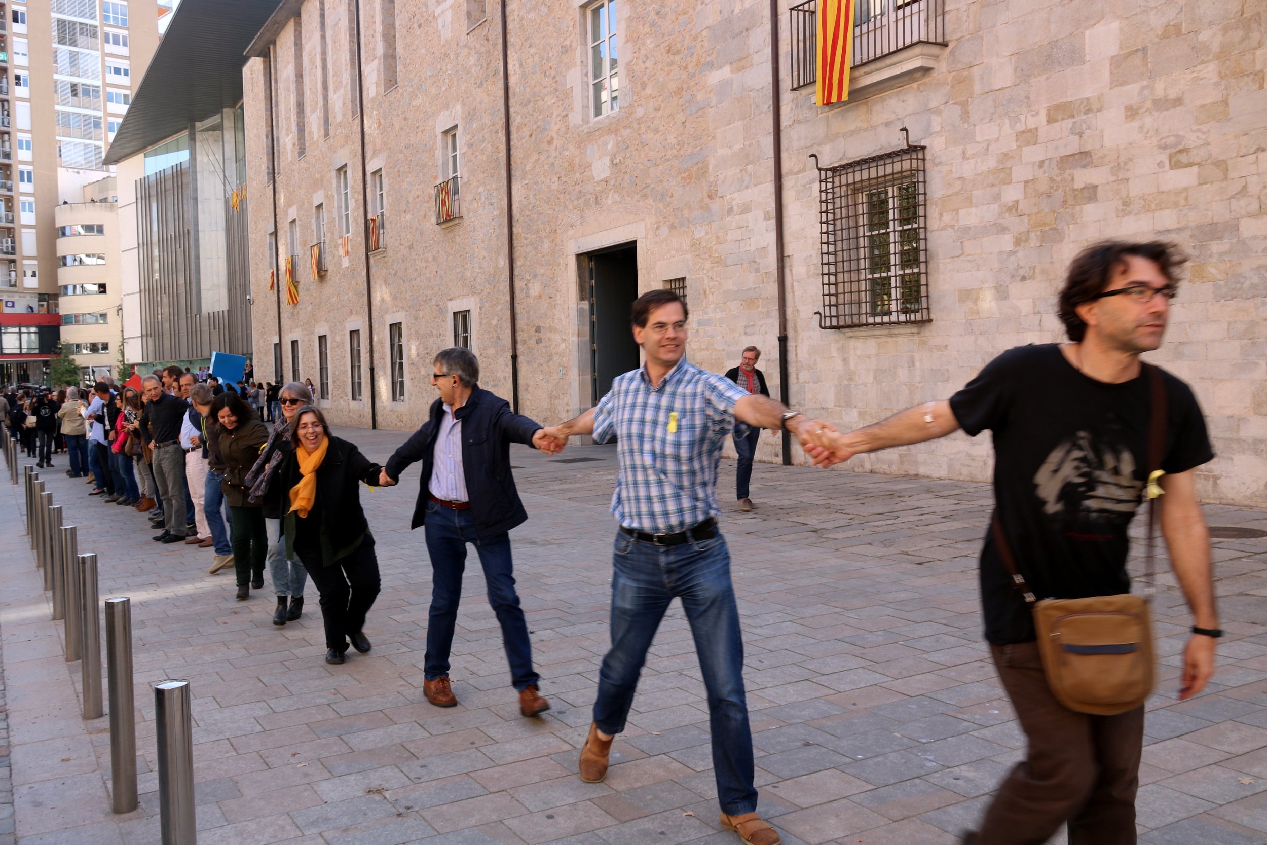 Cadena humana delante la sede del Govern en Girona en defensa de las instituciones