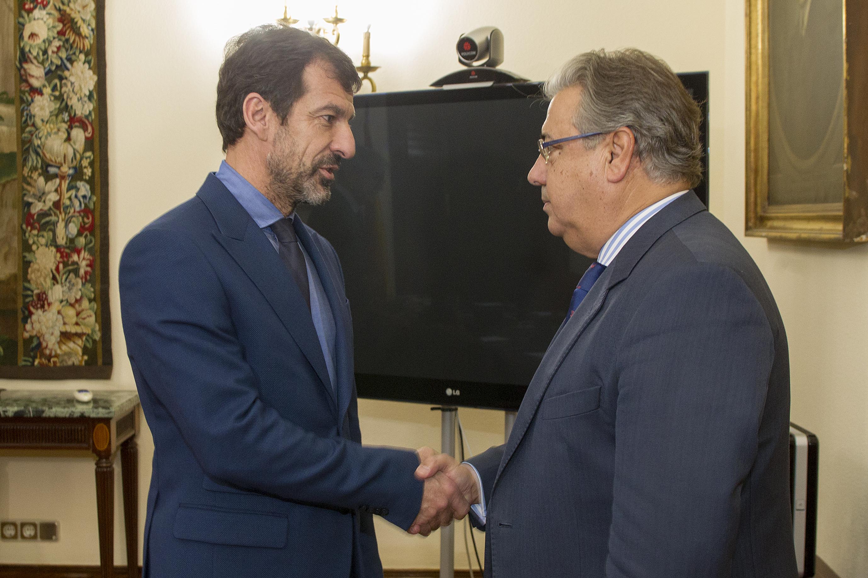 Zoido encarrega als Mossos "restablir la legalitat amb escrupolós respecte a la Constitució"