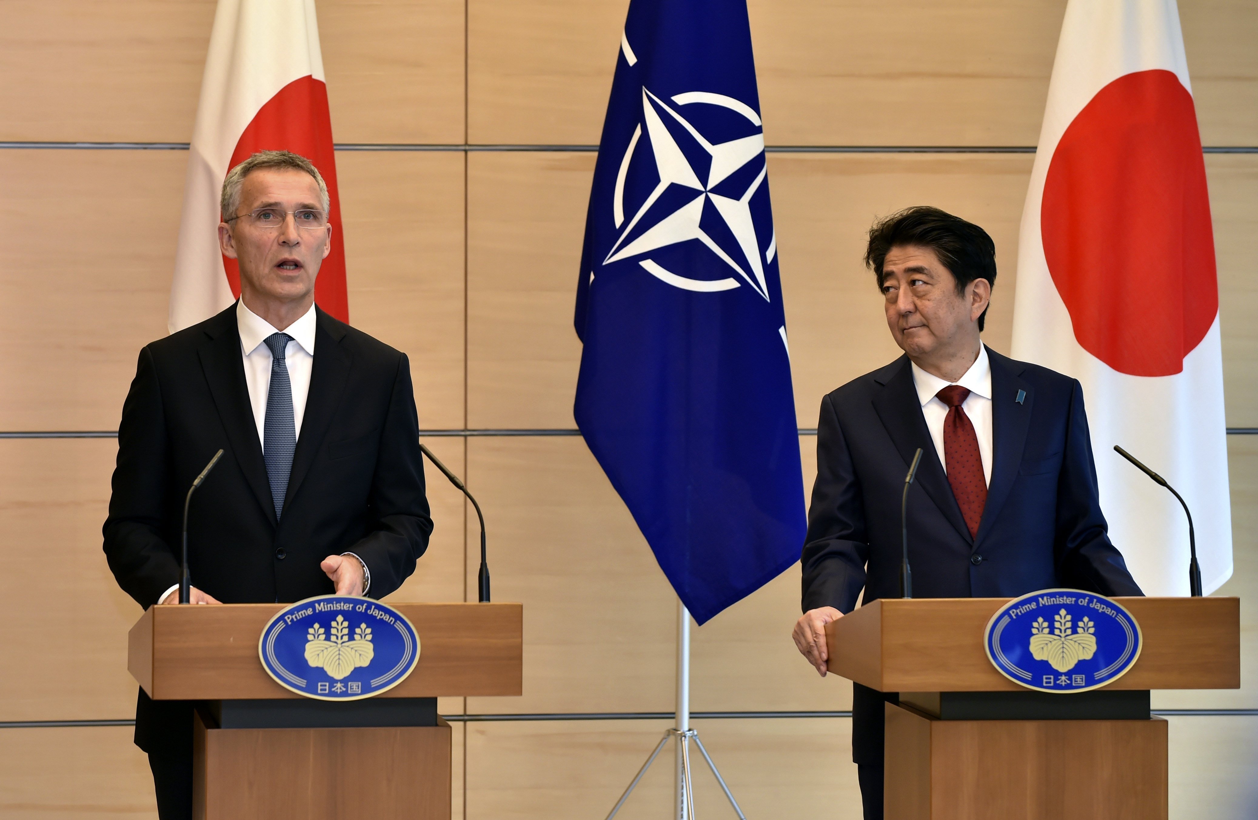 La OTAN y Japón piden una resolución "pacífica" del conflicto norcoreano