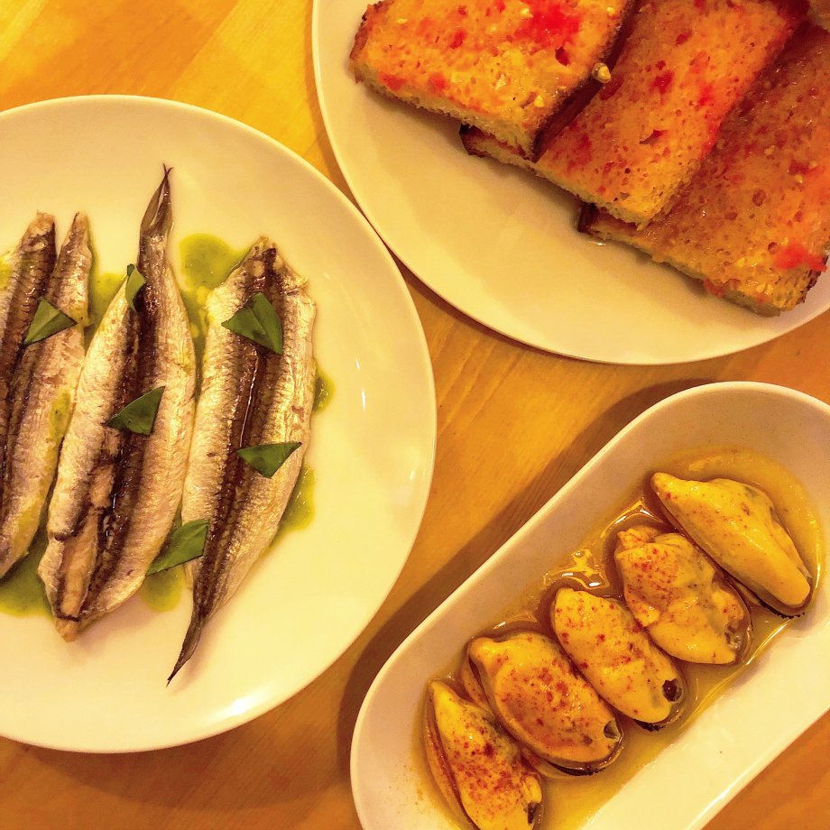 Boquerones, mejillones y pan con tomate