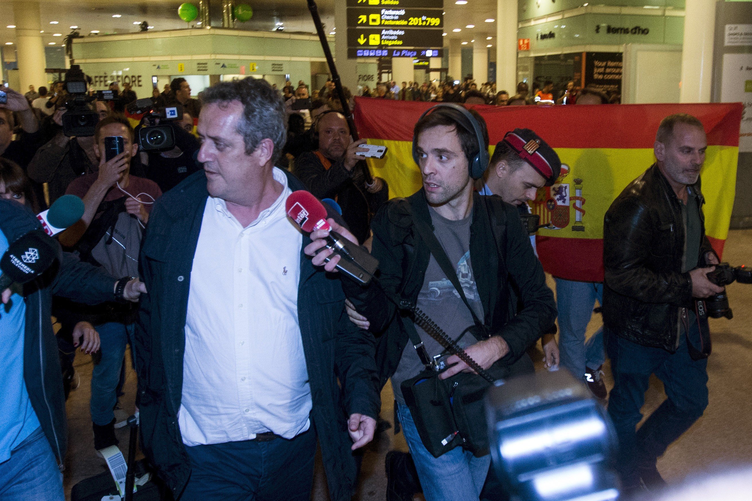 Spanish nationalists harass ministers Forn and Bassa at Barcelona airport