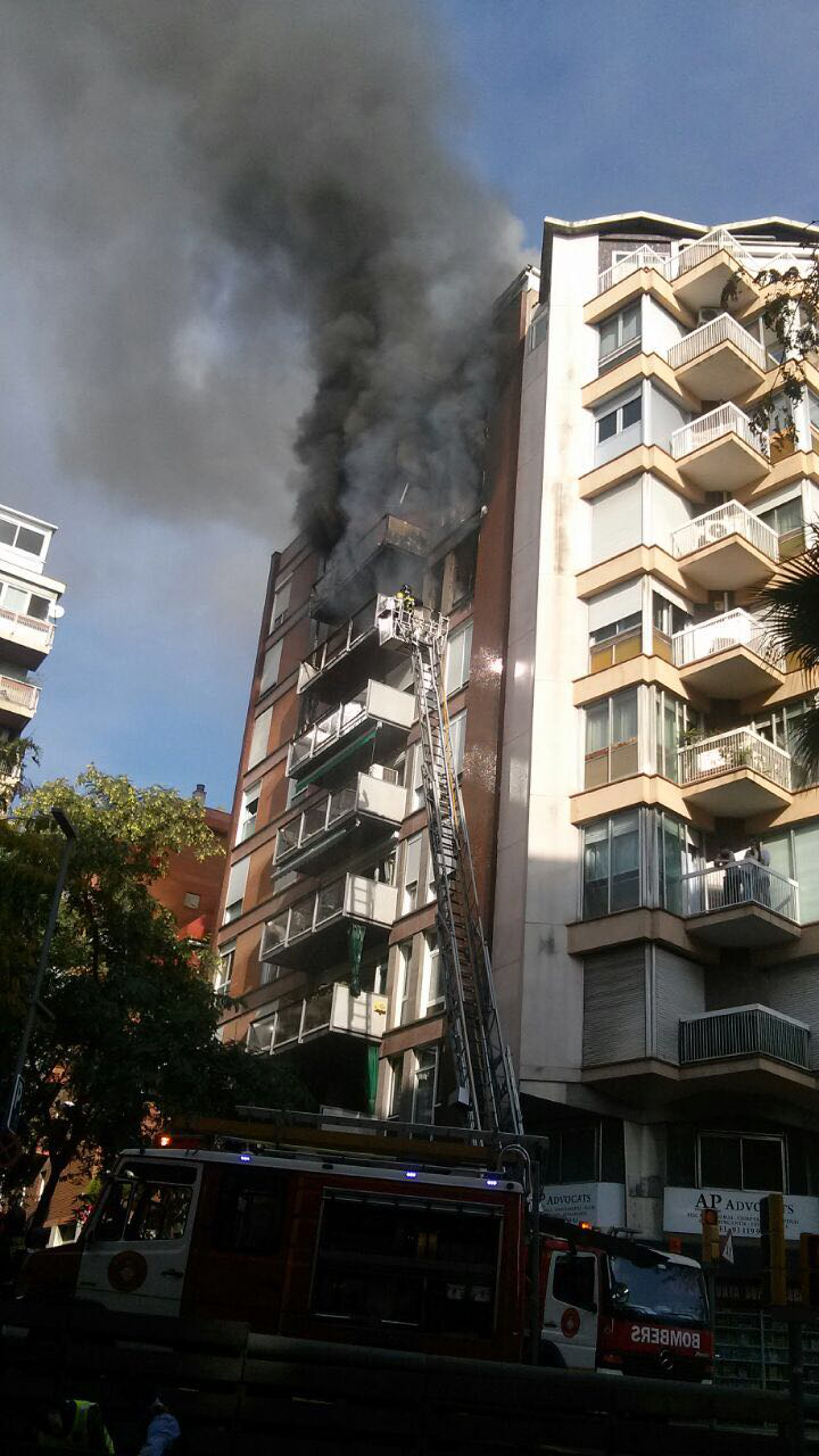 Un muerto y diecinueve heridos en un incendio en la ronda General Mitre de Barcelona