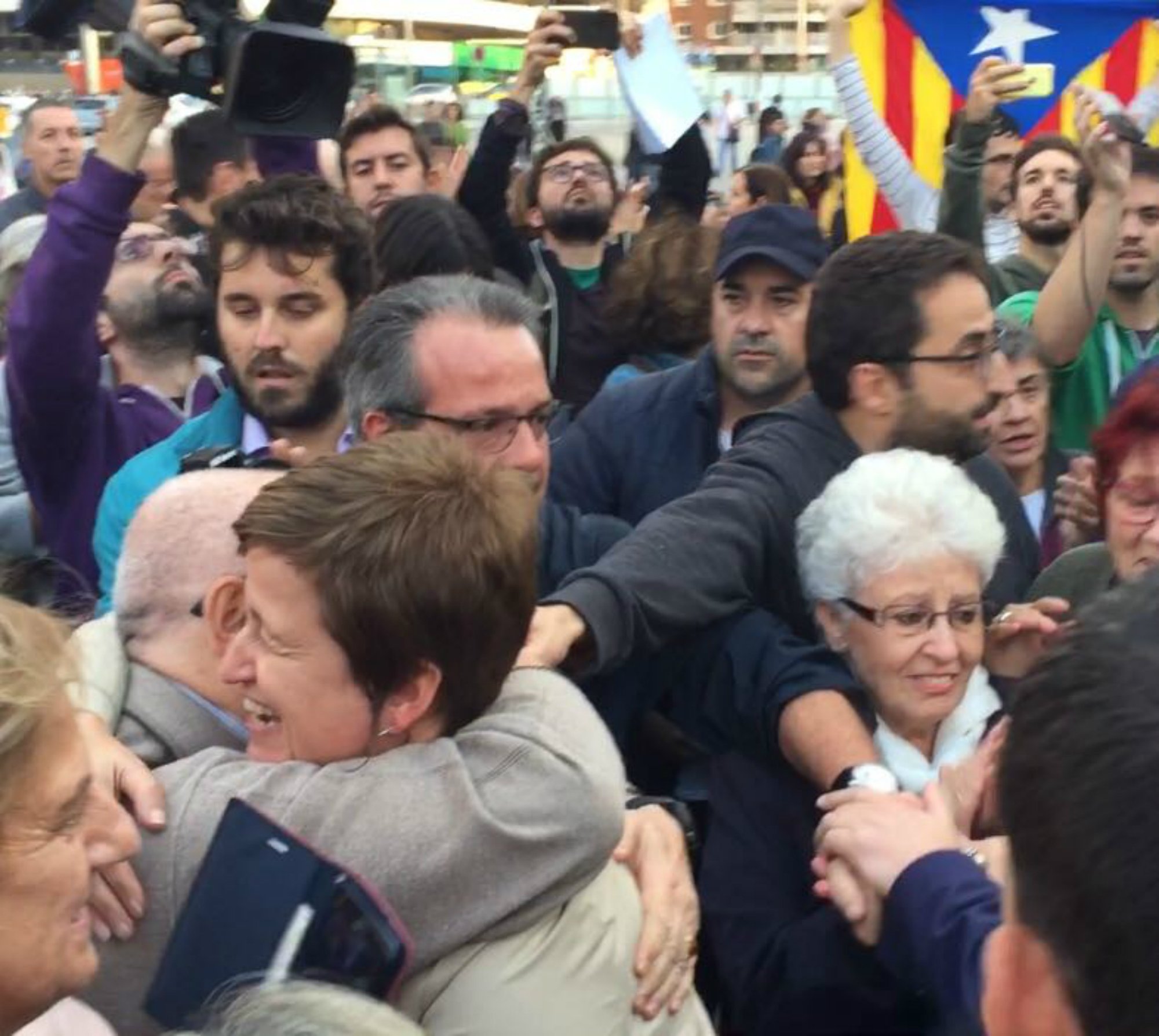 Emotional farewell as Catalan MPs leave for Madrid court
