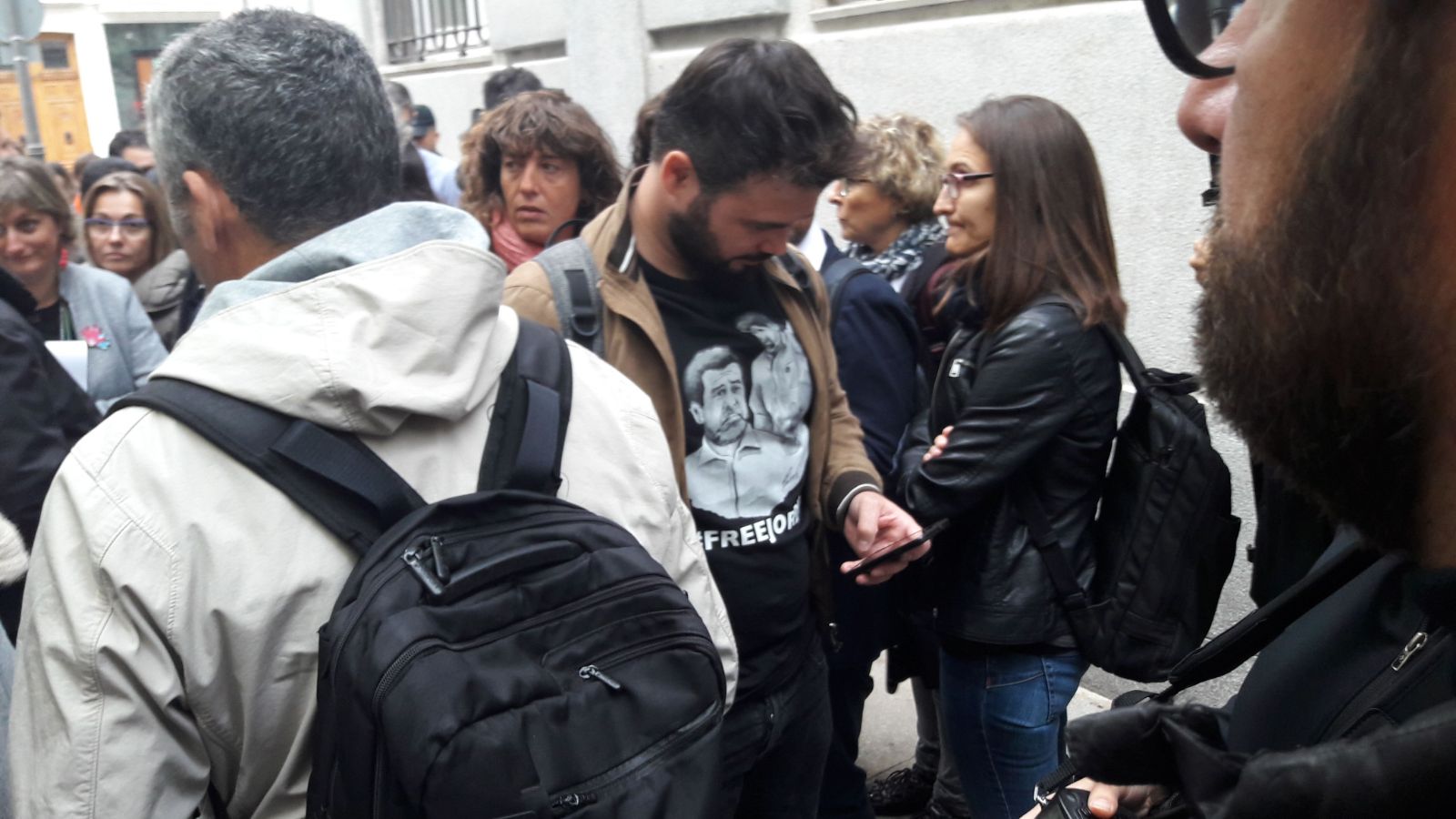 Rufián es planta a l'Audiència Nacional amb una samarreta de 'free Jordis'