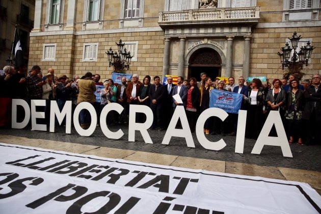 Concentració Plaça Sant Jaume Llibertat presos Independencia Democràcia Colau Ajuntament - Sergi Alcàzar