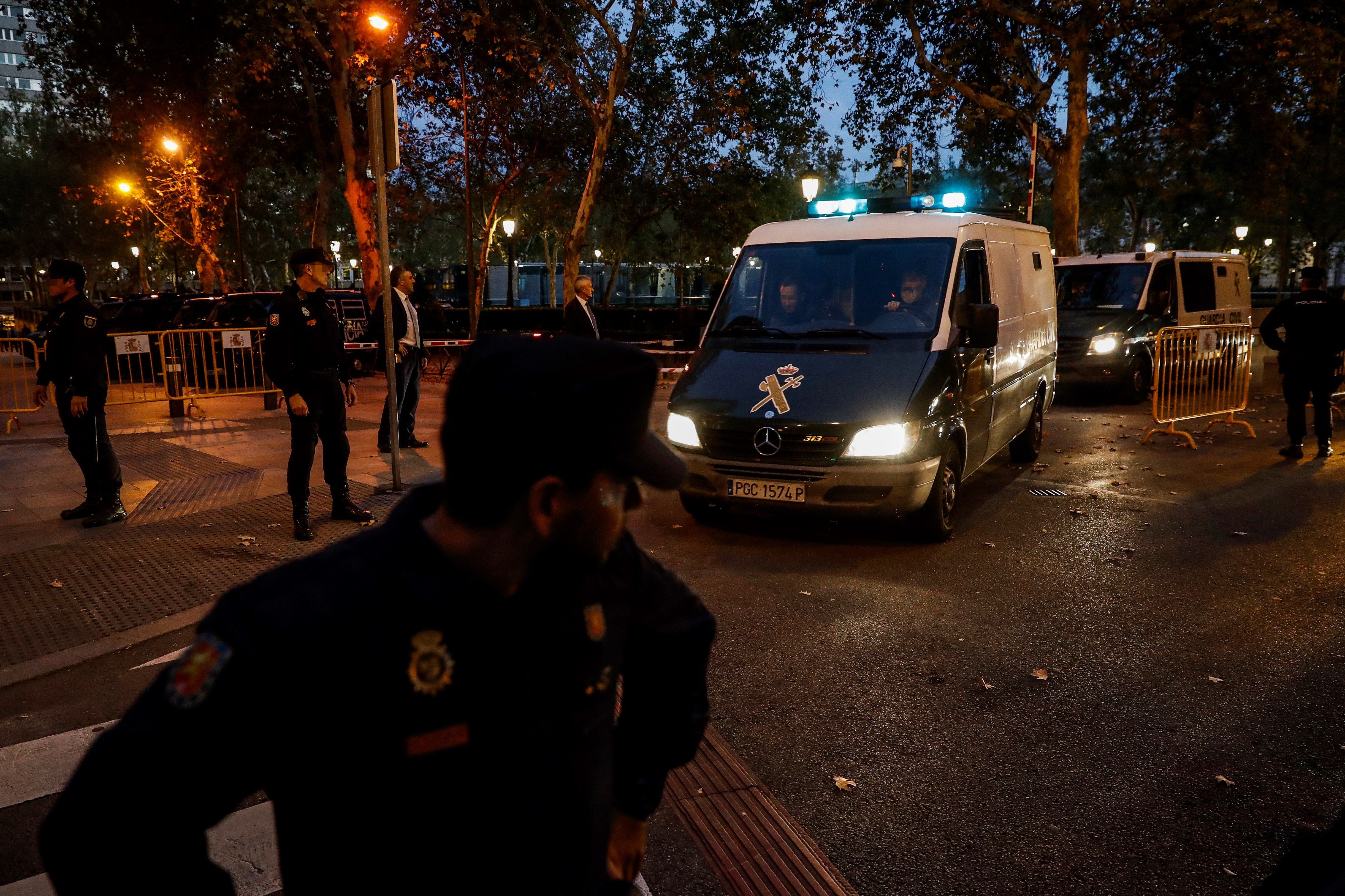 A tota velocitat i amb sirenes. Així s'han endut els consellers a la presó