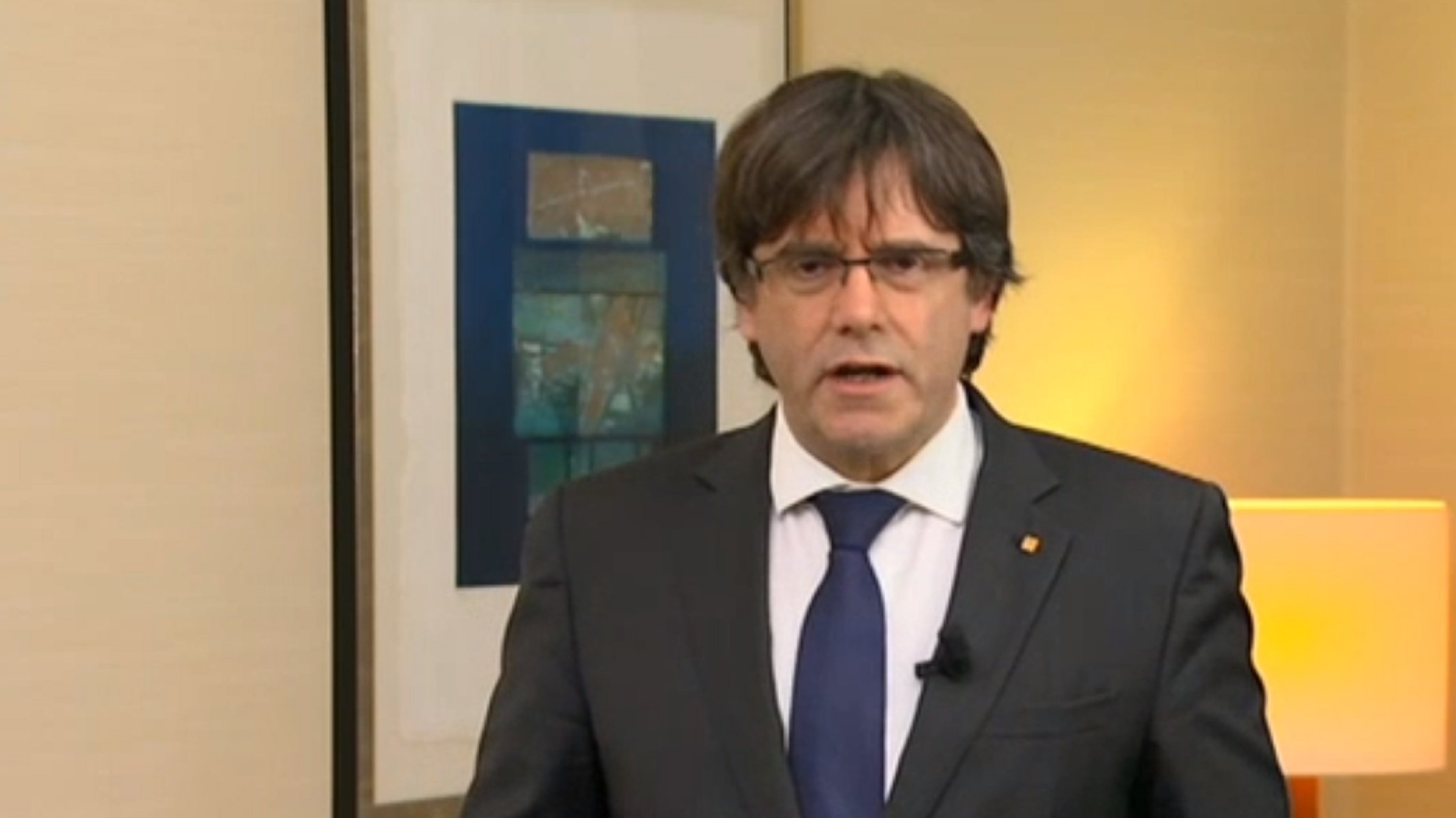 Puigdemont llama a combatir sin violencia una represión que prevé "larga y feroz"