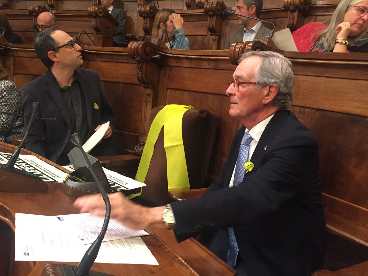 Un llaç groc ocupa el seient de Forn al ple de Barcelona