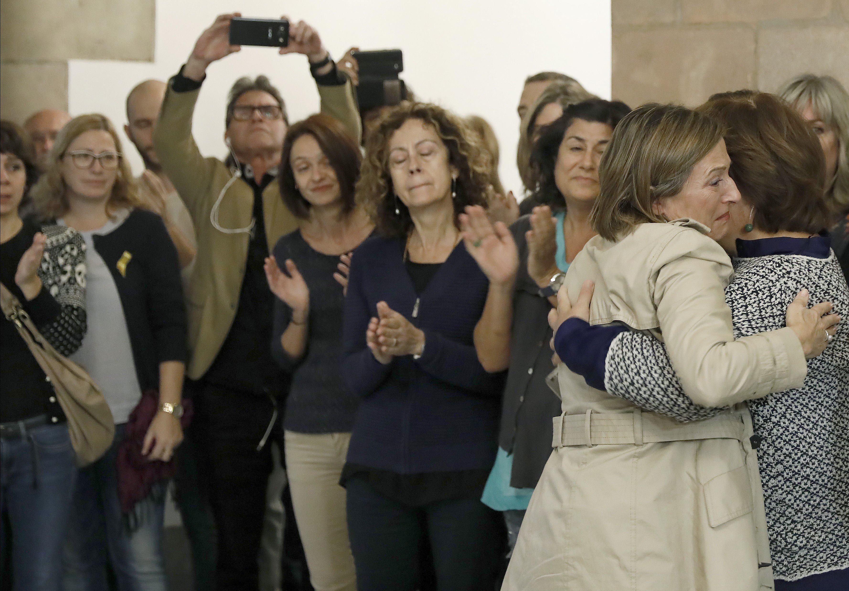 Forcadell, ovacionada por los trabajadores del Parlament al volver de Madrid