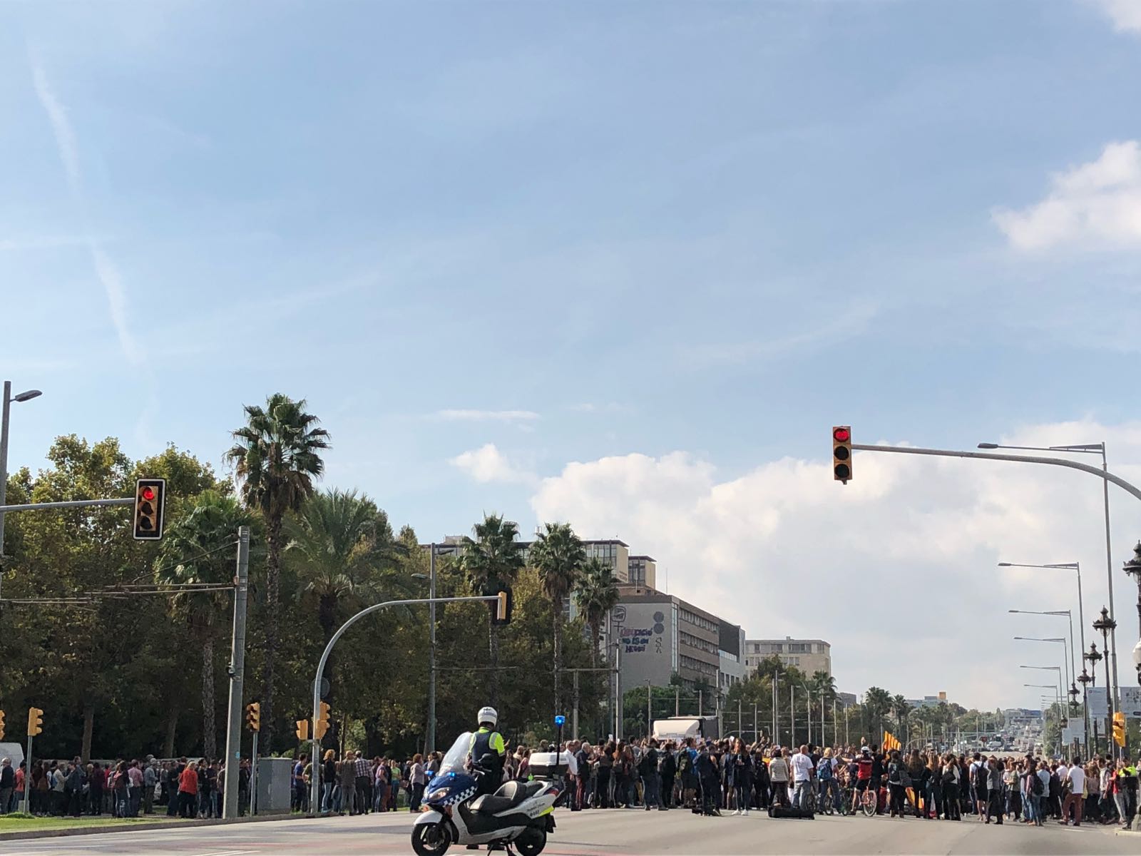 Els universitaris tallen la Diagonal en protesta pels empresonaments