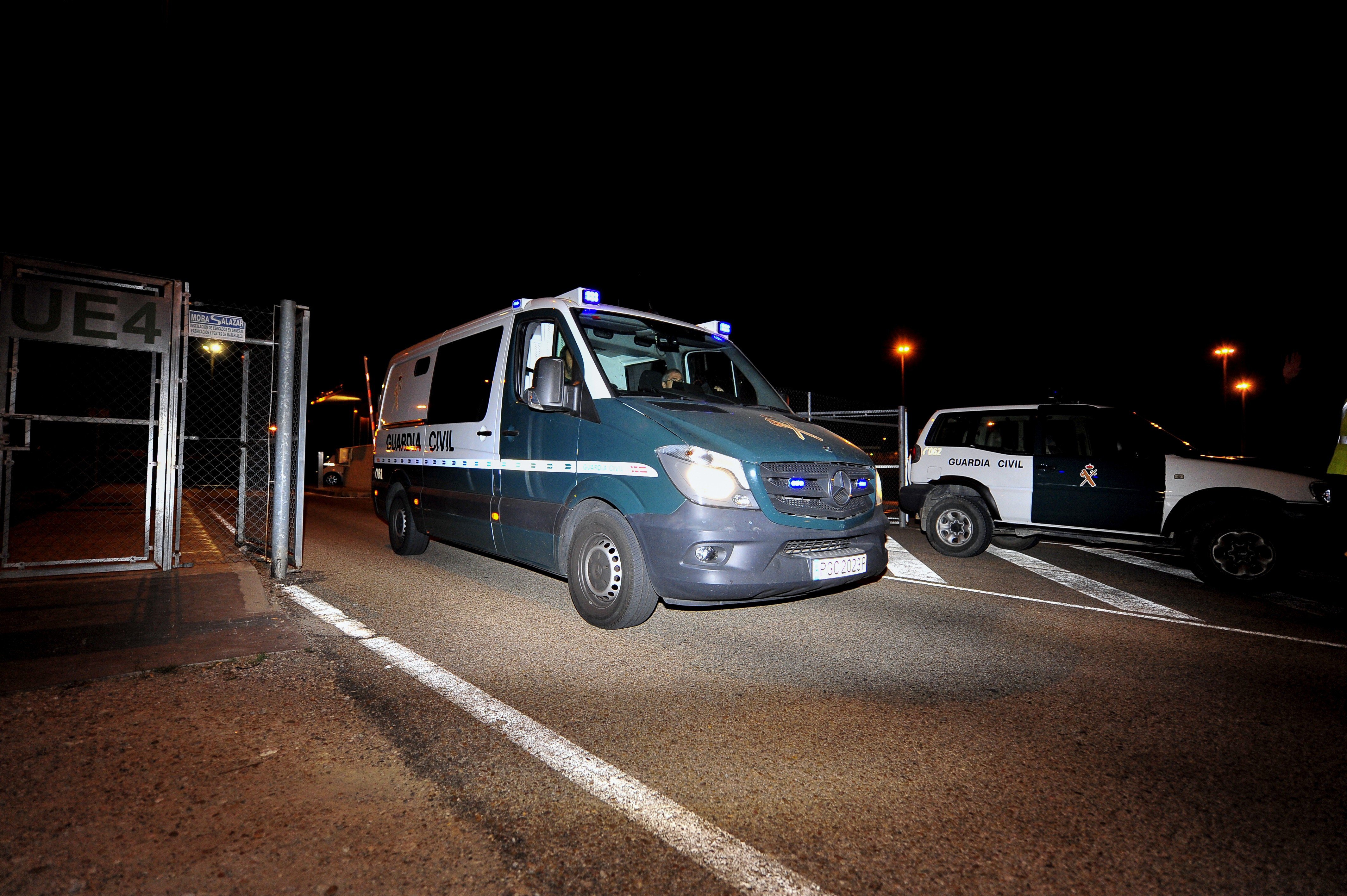 Tres policías españoles se burlan de Junqueras al salir hacia la prisión