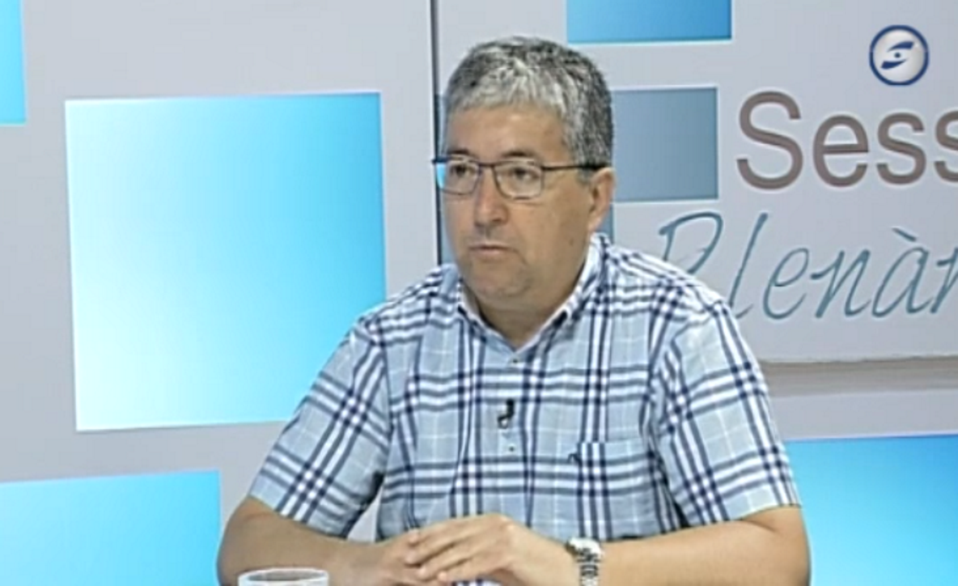 Un regidor del PSC de Vilanova dimiteix i estripa el carnet