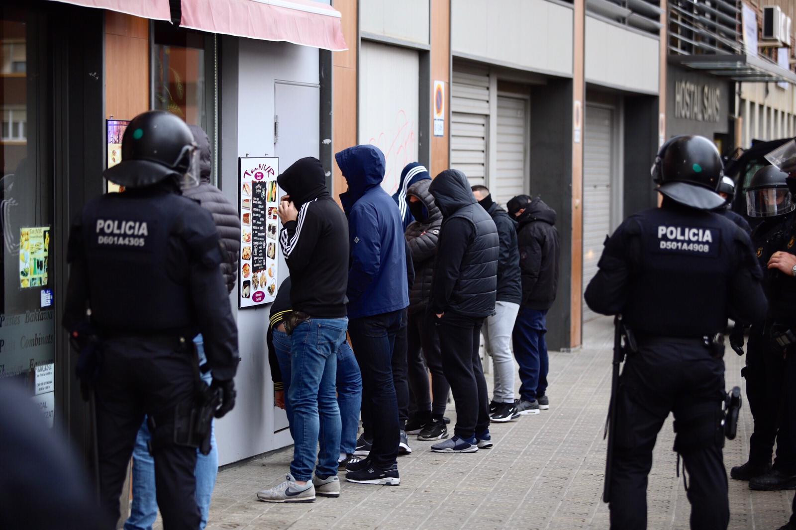 Macrooperativo de los Mossos para desmantelar la cúpula de los violentos Casuals, los ultras del Barça