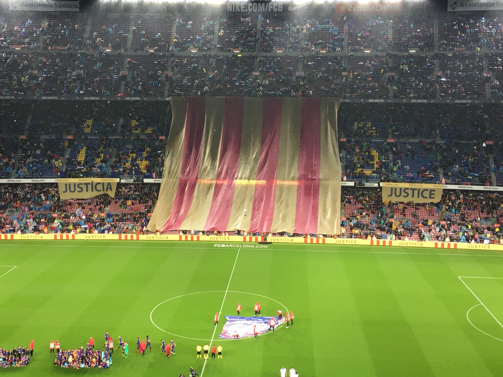 El Barça pide "justicia" con una senyera gigante
