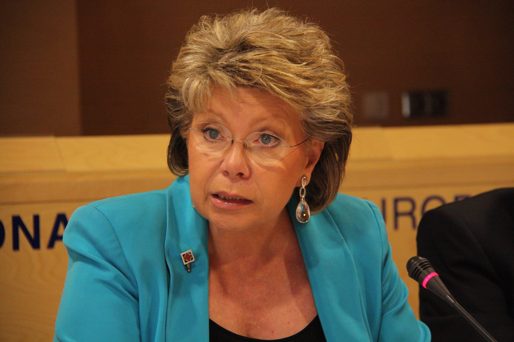Reding: "No s'ha d'usar la justícia perquè faci la feina dels polítics"