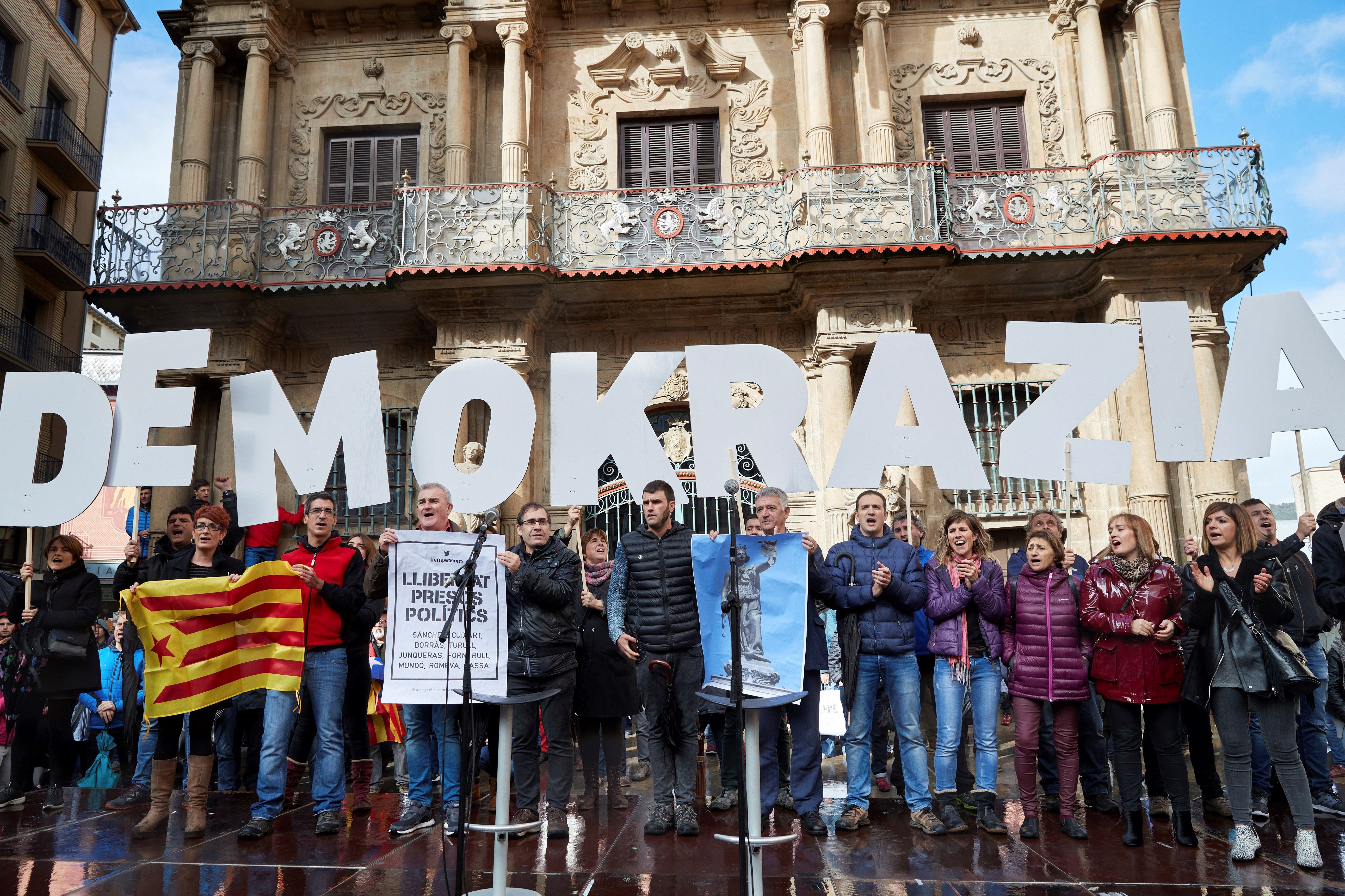 Pamplona sale a la calle contra la aplicación del 155 en Catalunya