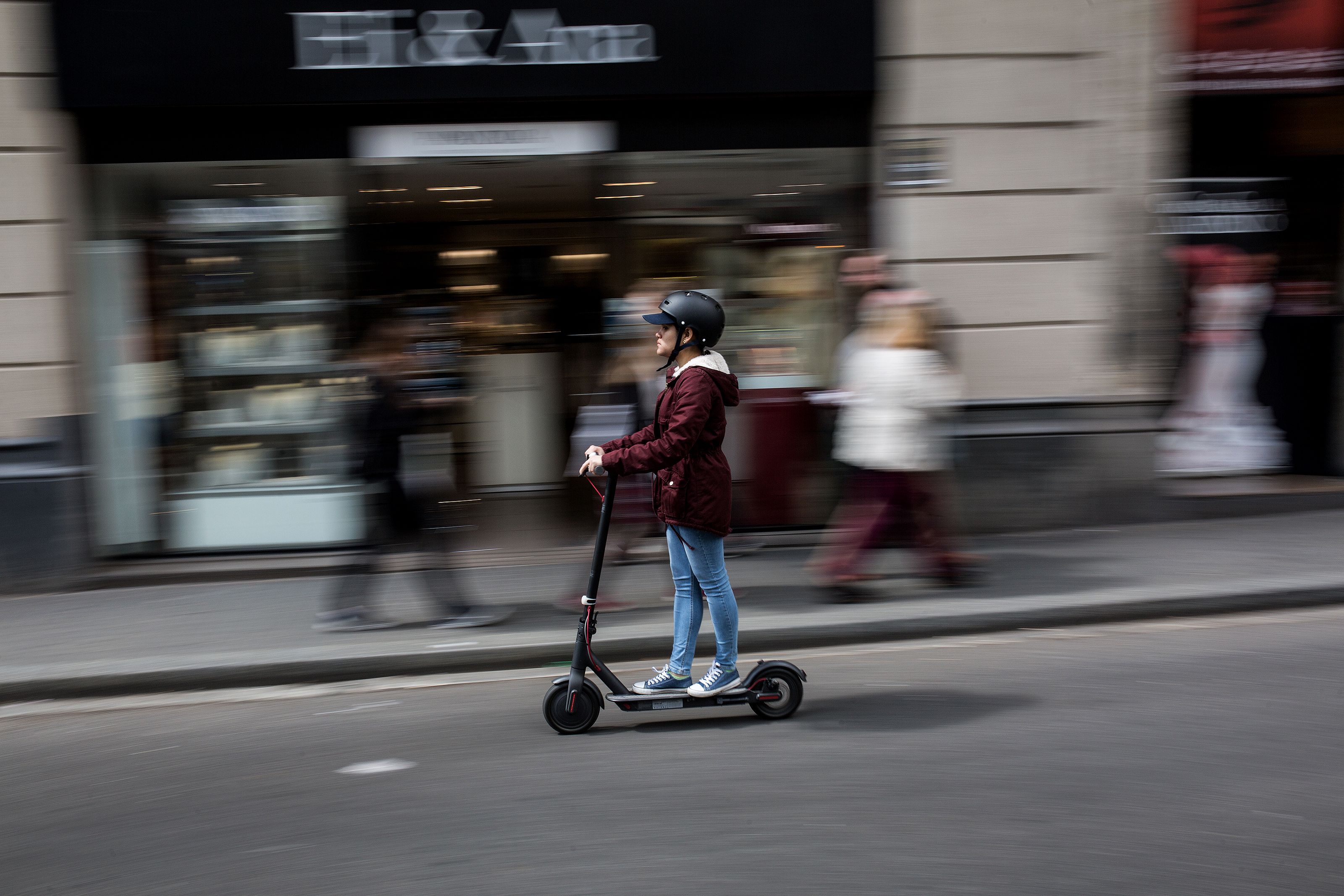 Protesta de usuarios de patinetes eléctricos en Sants contra la prohibición de acceder al transporte público