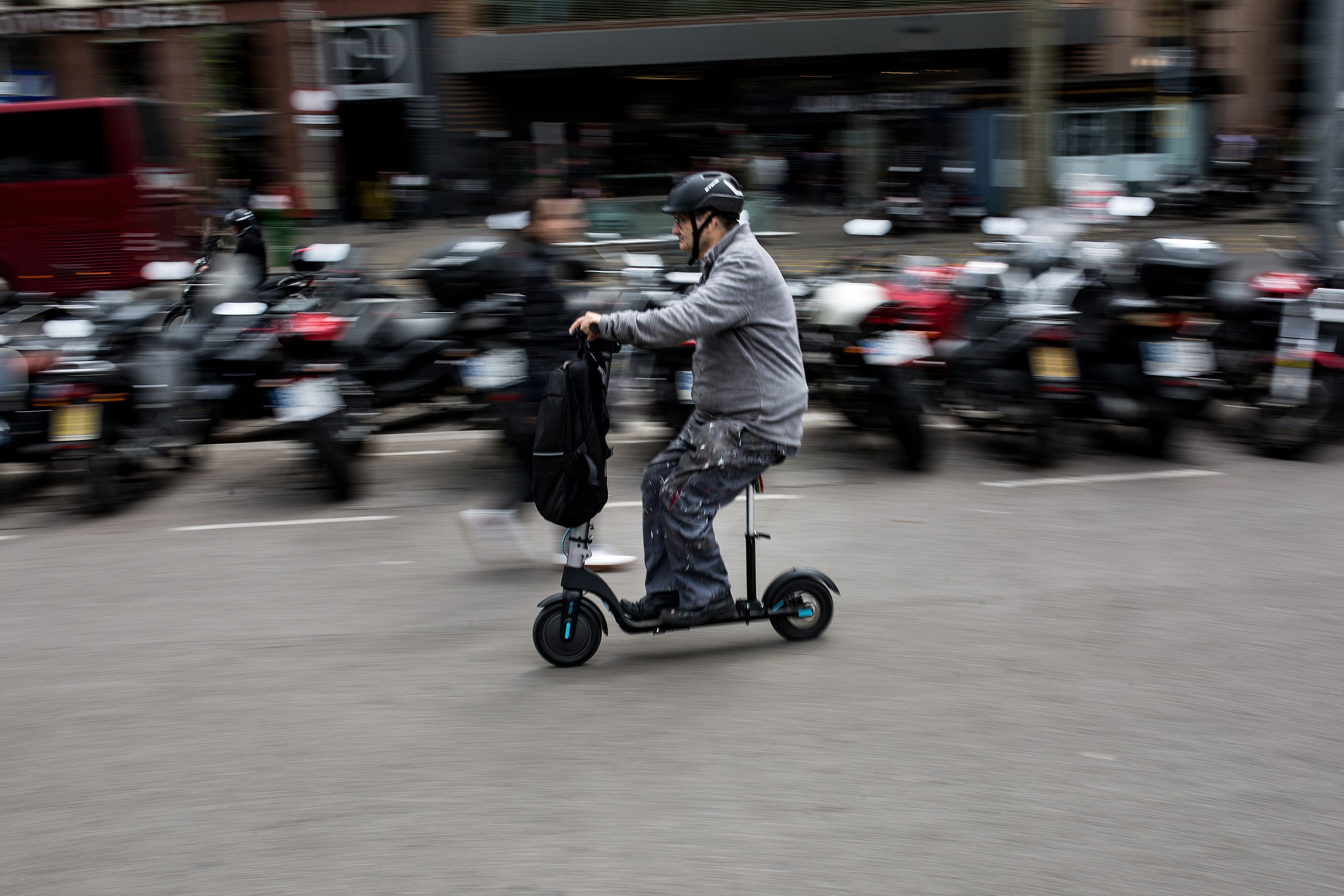 Casi 2.500 multas por circular en patinete eléctrico sin casco en un mes de obligatoriedad en Barcelona