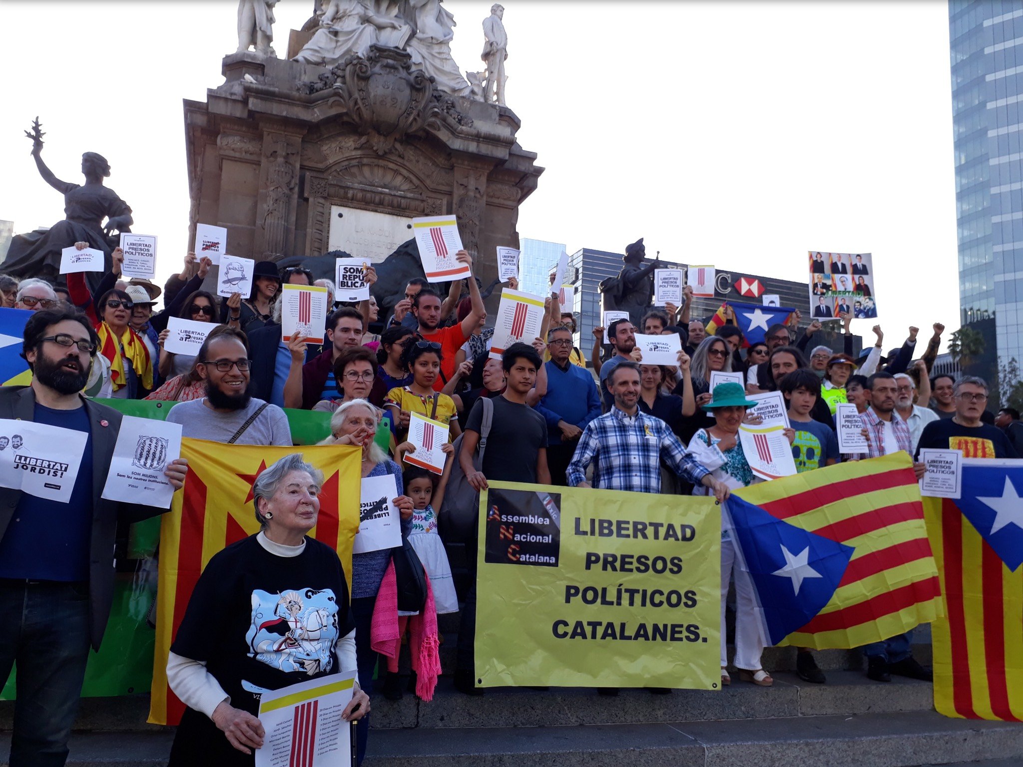 Concentración en Ciudad de México para reclamar la libertad de los presos políticos catalanes