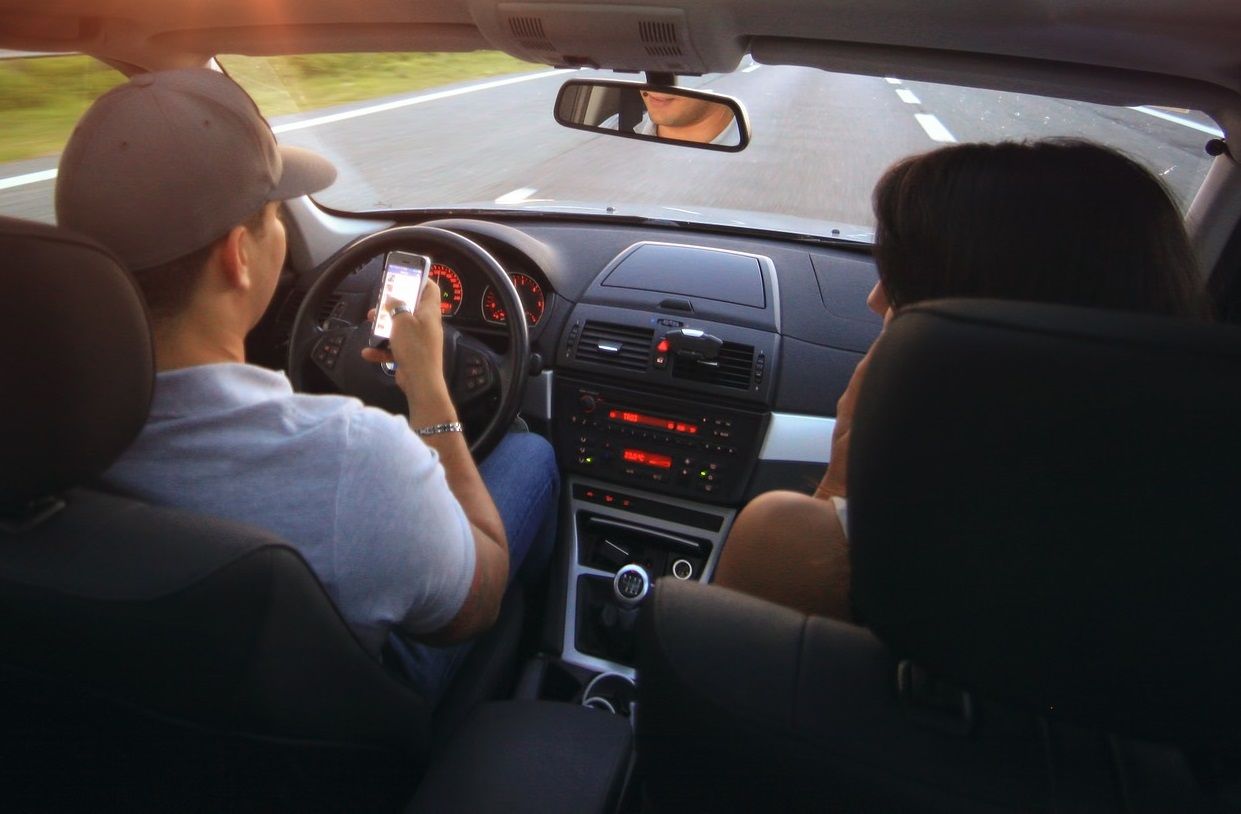 80 euros de multa por conducir mientras hablaba con sus acompañantes