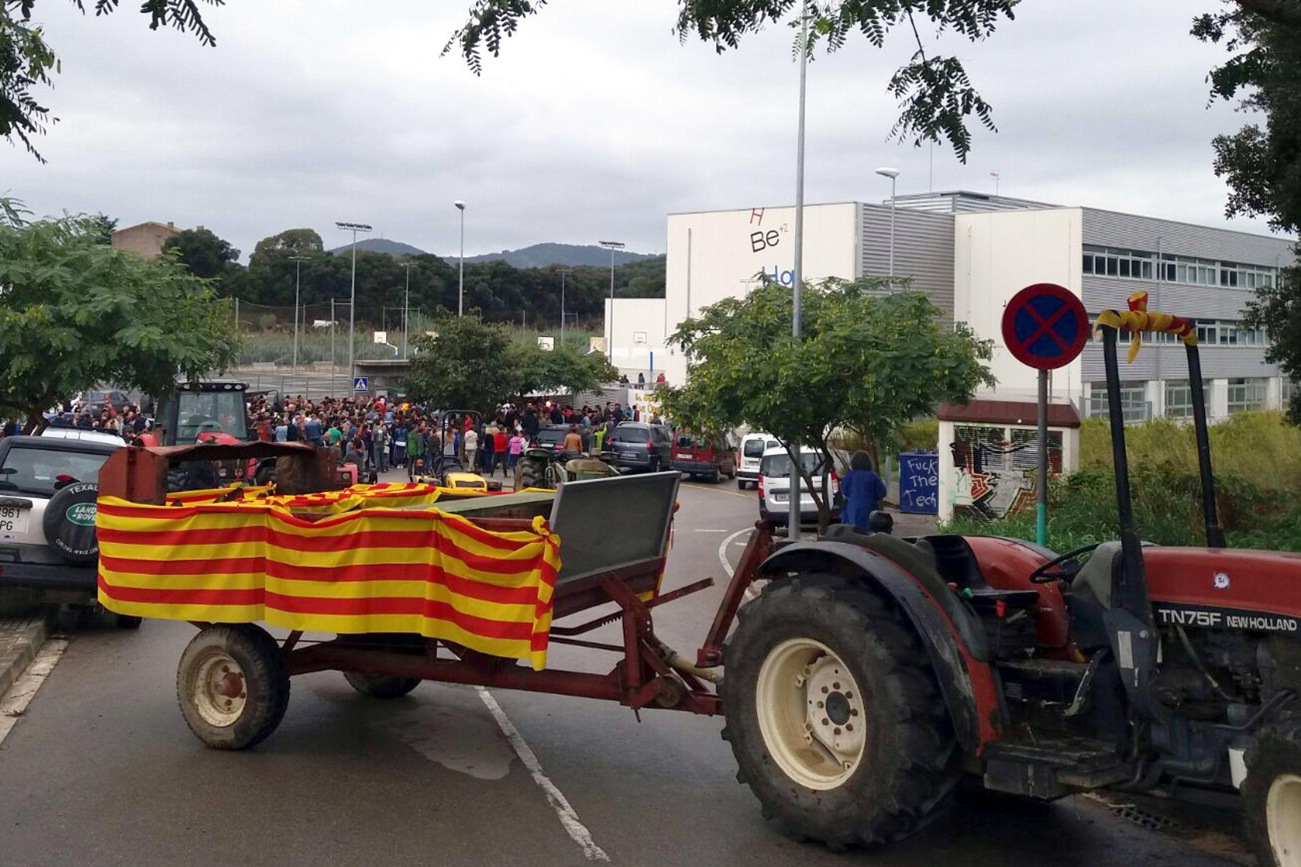 Multa per protegir amb un tractor un col·legi de Palafolls l'1-O
