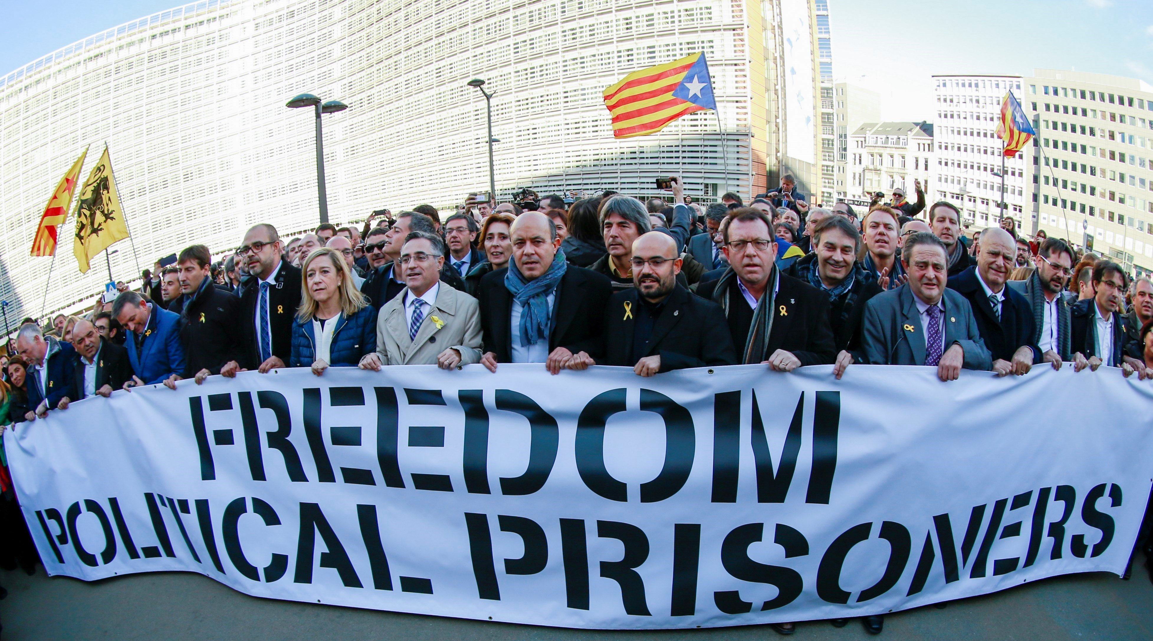 Prop de 200 alcaldes es manifesten contra els empresonaments davant la Comissió Europea